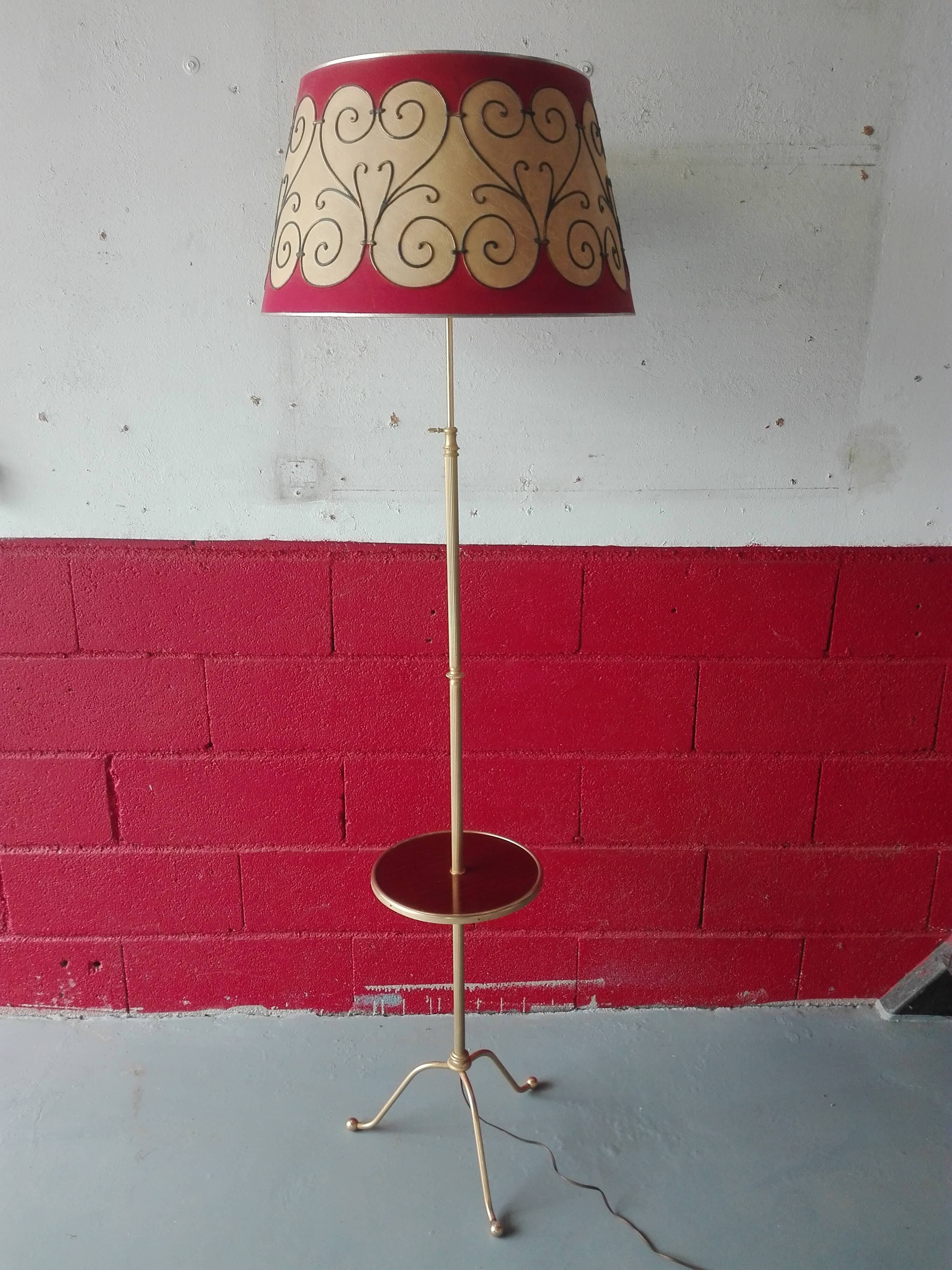 Lampadaire doré tripode