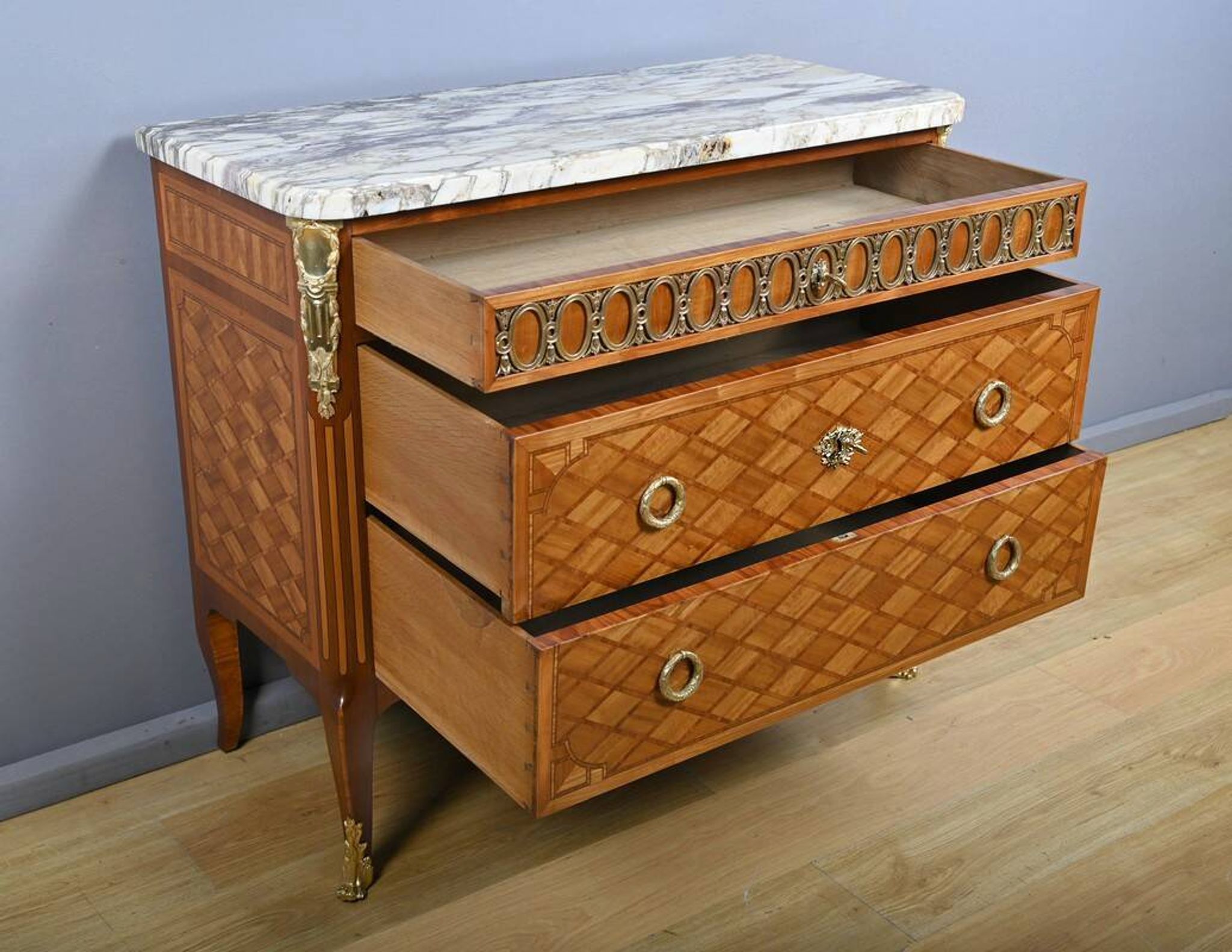 Commode Sauteuse en Marqueterie, style Transition Louis XV Louis XVI – Débu
