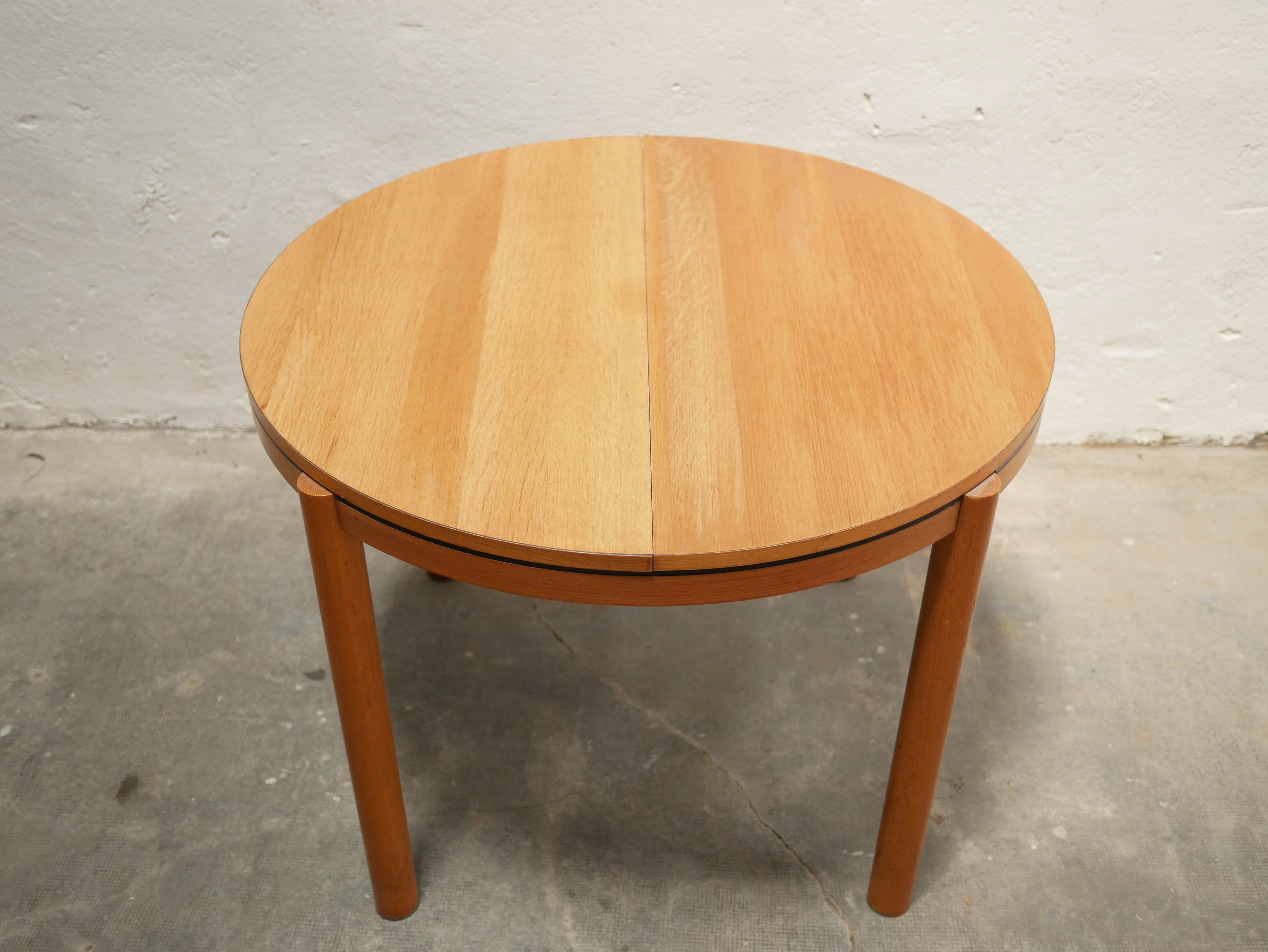 Vintage stretchy dining table