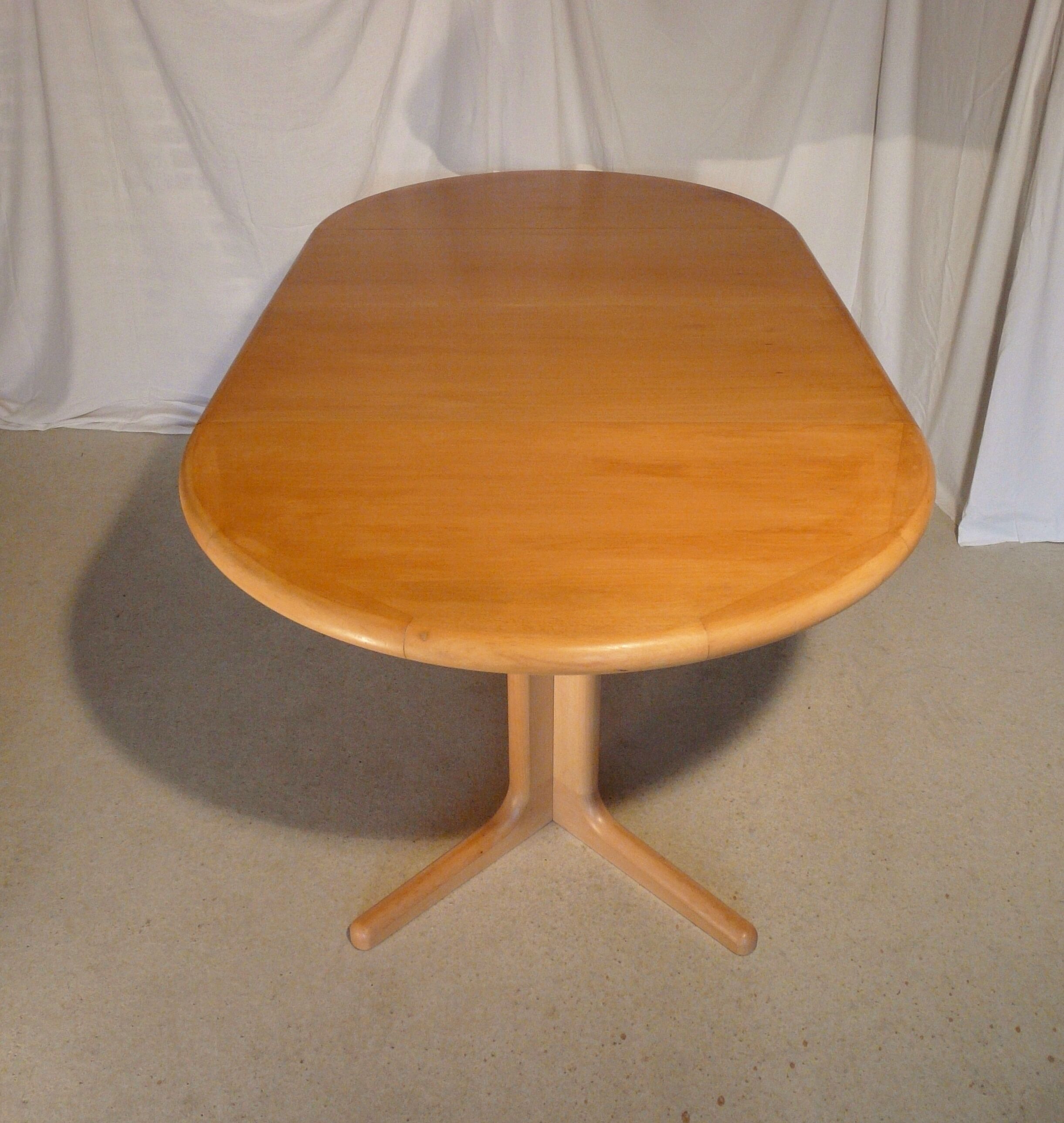 Expandable round table in Scandinavian blond teak Laurits M Larsen