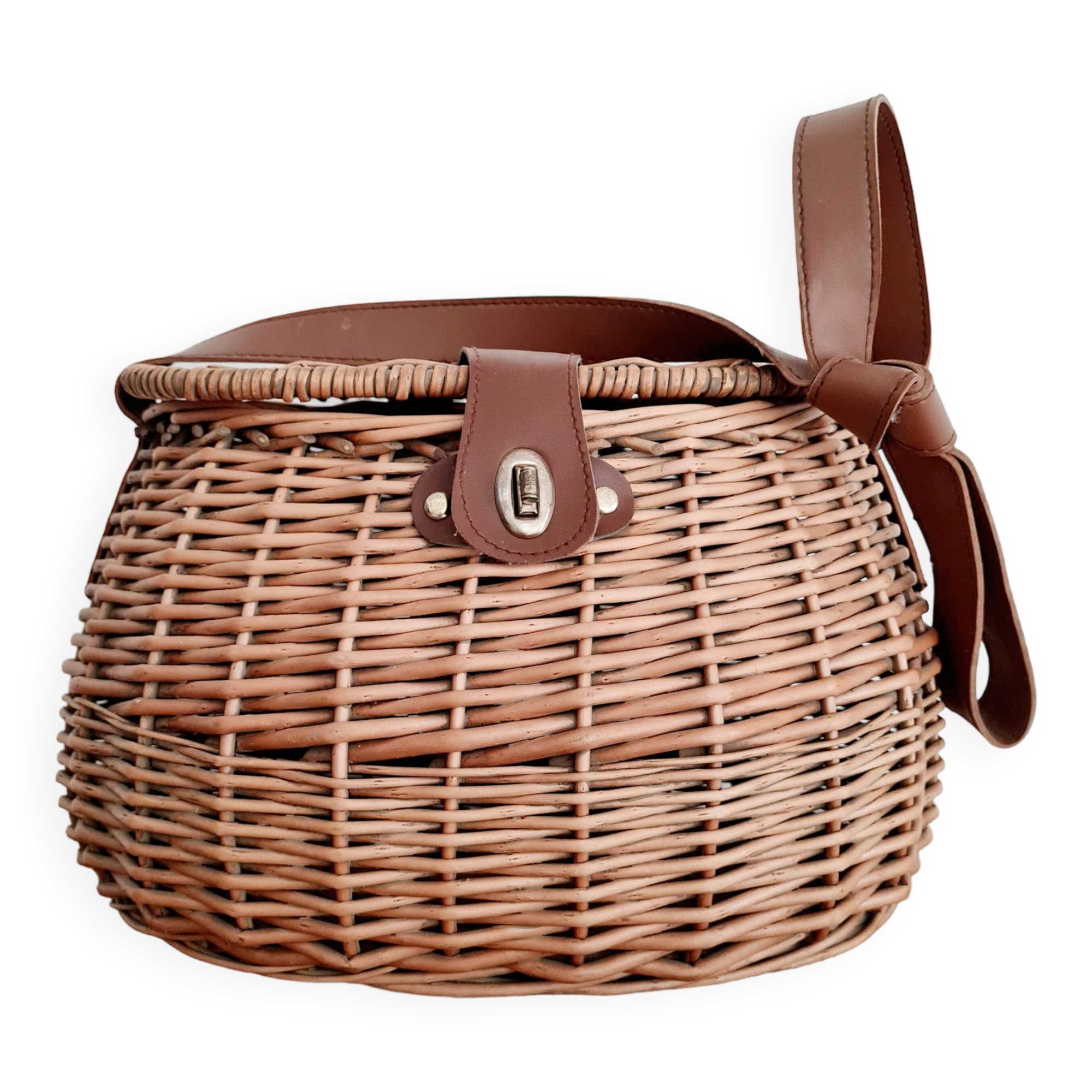 Rattan fisherman's basket or bag