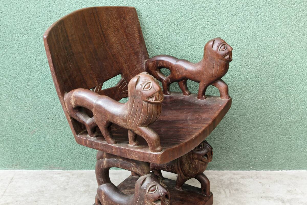 Siège africain monoxyle en bois sculpté
