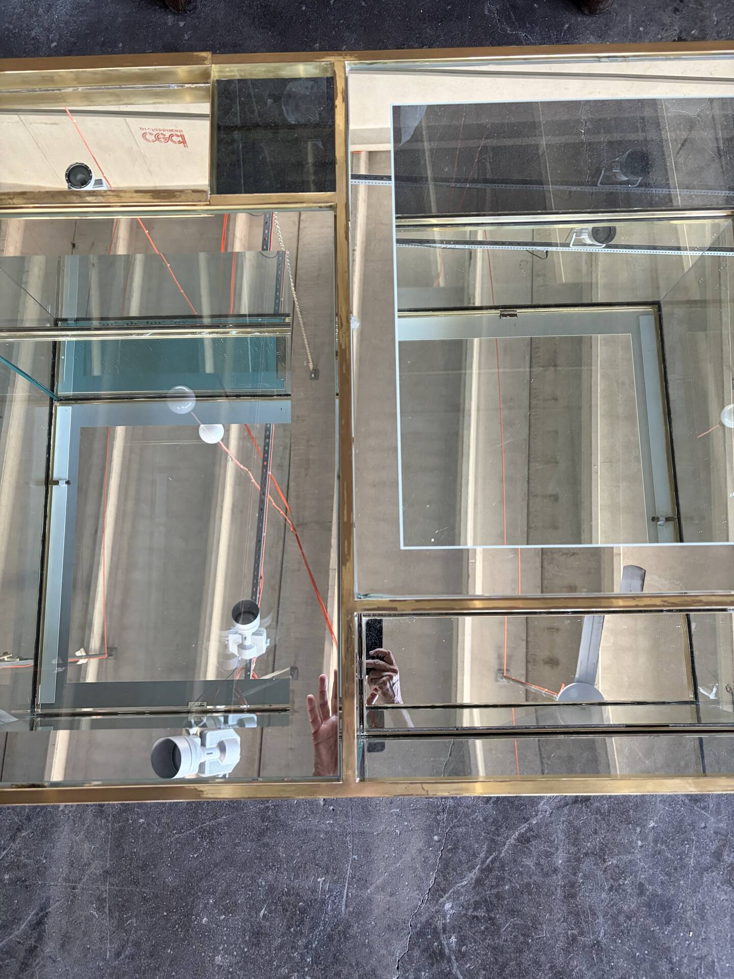 Table basse en cristal italien avec des détails en laiton et bar kart.