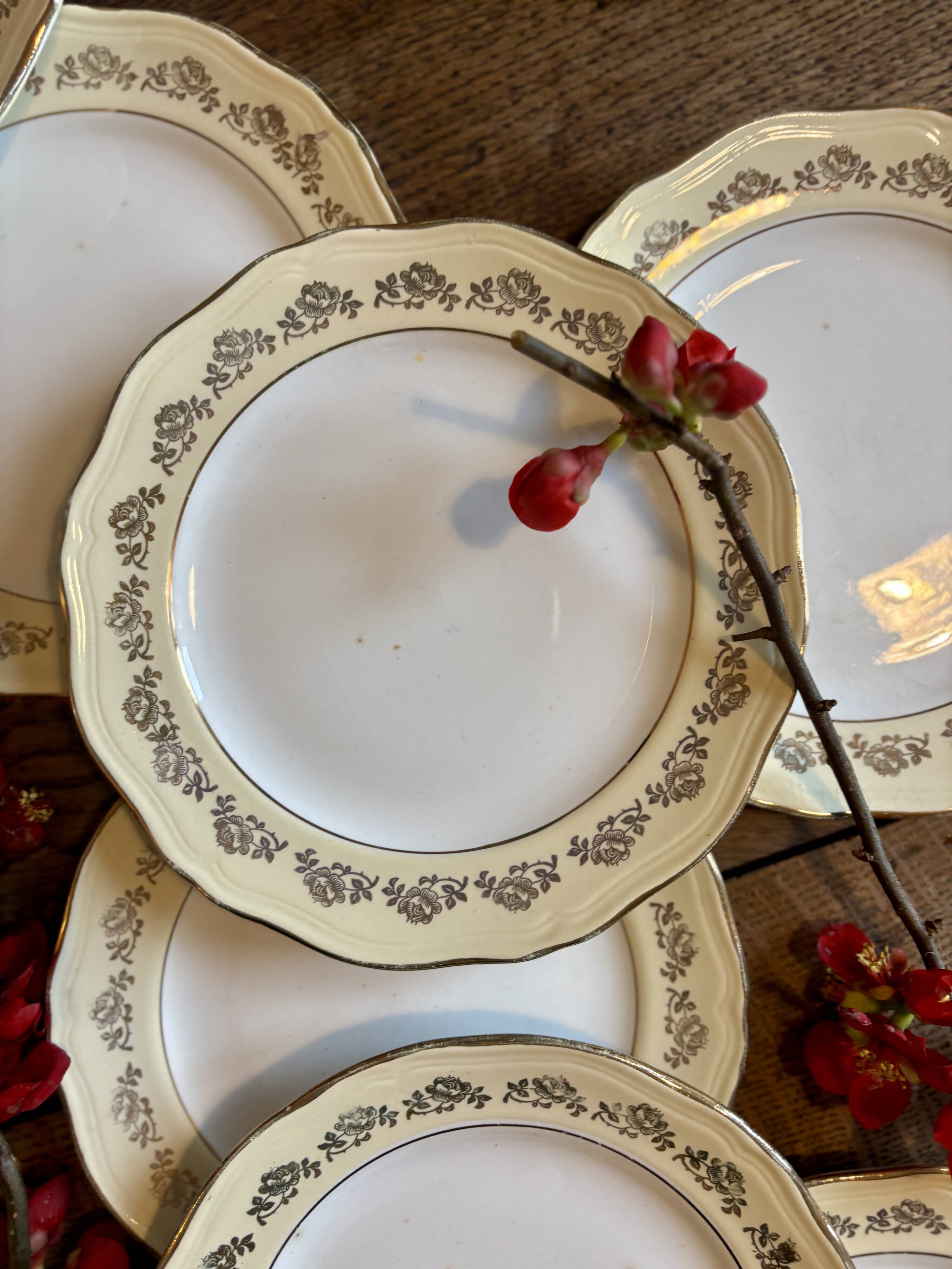 Vintage cake service l'Amandinoise in yellow and gold