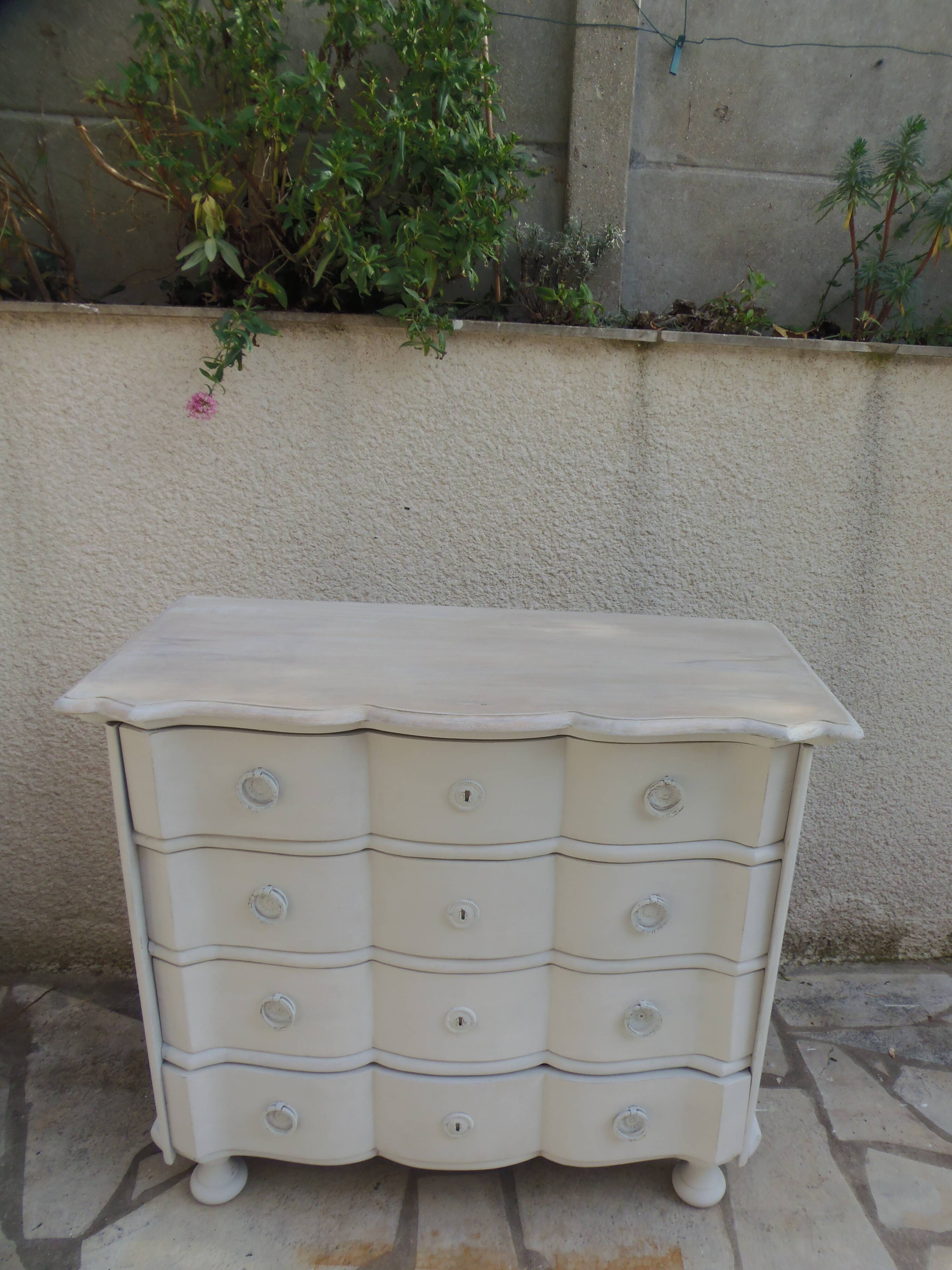 Commode arbalète de belle facture sublimée en gris perle, plateau blanchi.