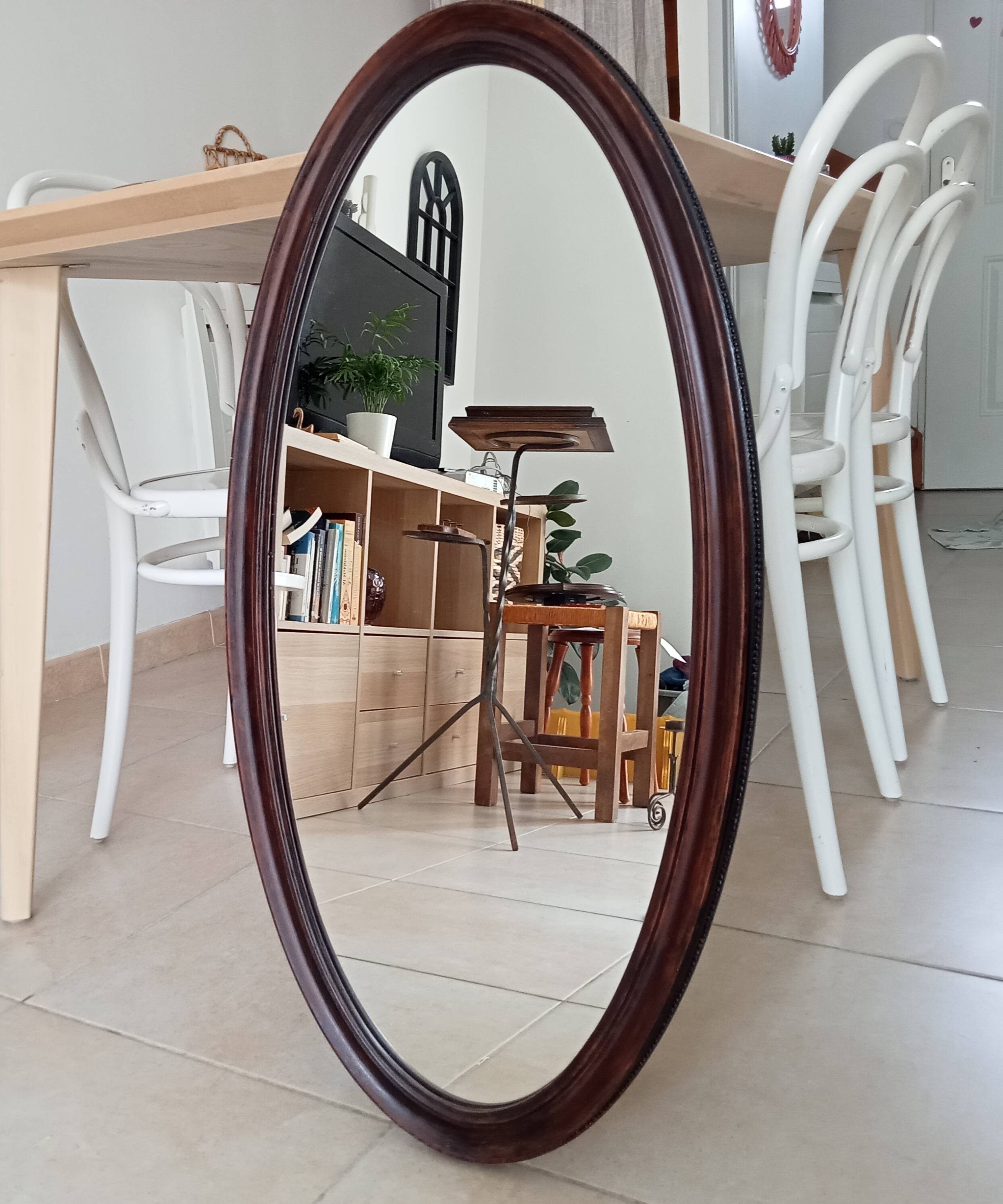Oval antique mirror in solid wood from the 1960s.