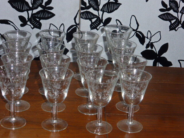 16 drinks wine, Tulip, glass shape transparent reasons silkscreens blueberries vintage 1950