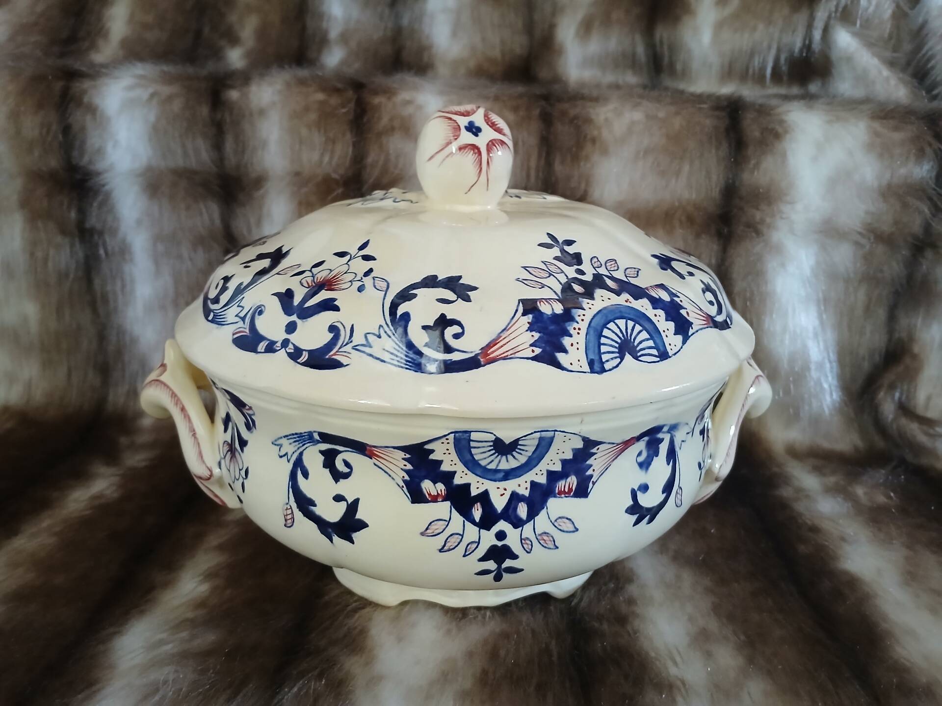 Small soup tureen in Longchamp ironstone.