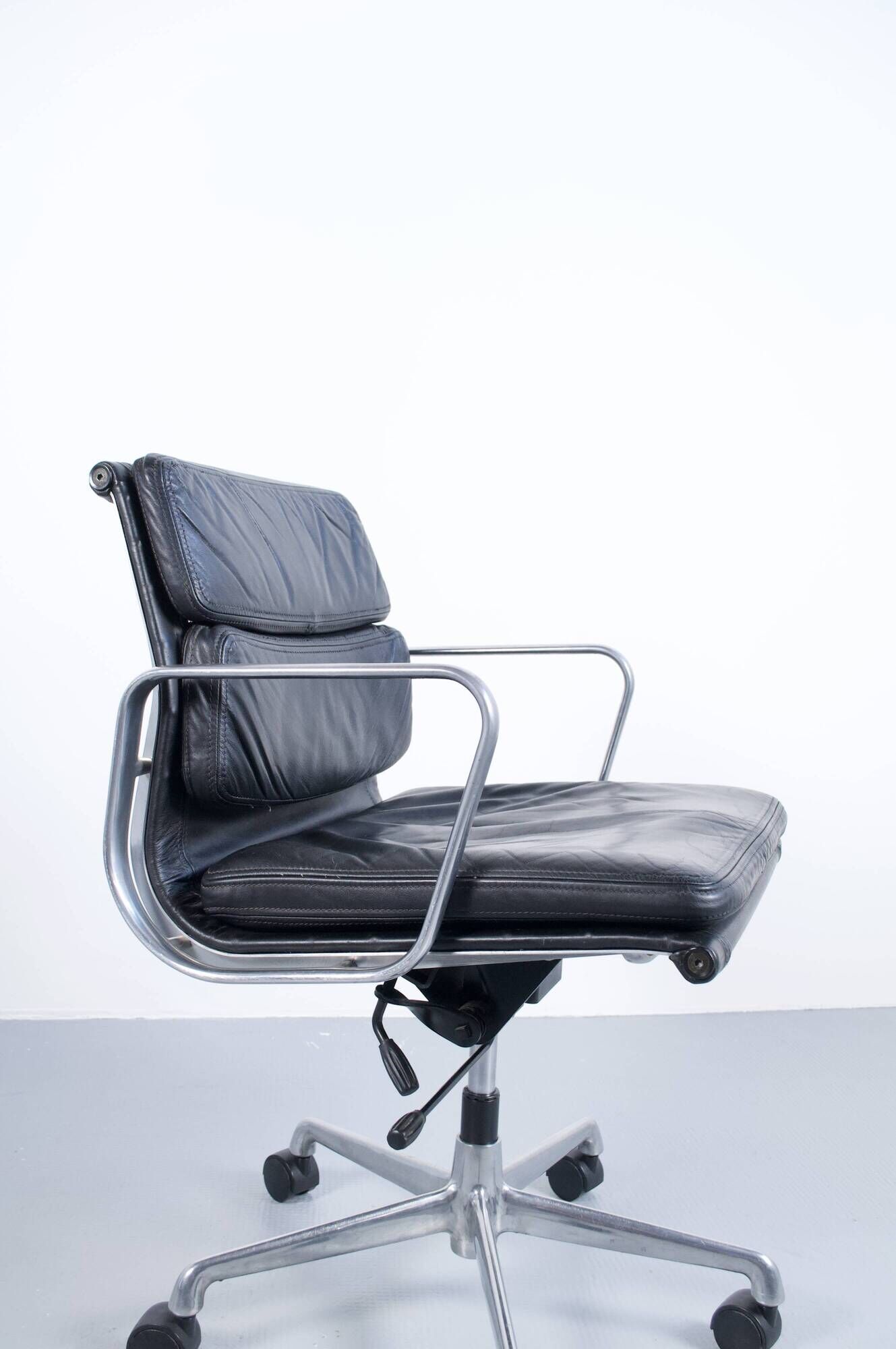 SOFT PAD CHAIR EA 217 EAMES BLACK LEATHER HERMAN MILLER ICF EDITOR 1970s