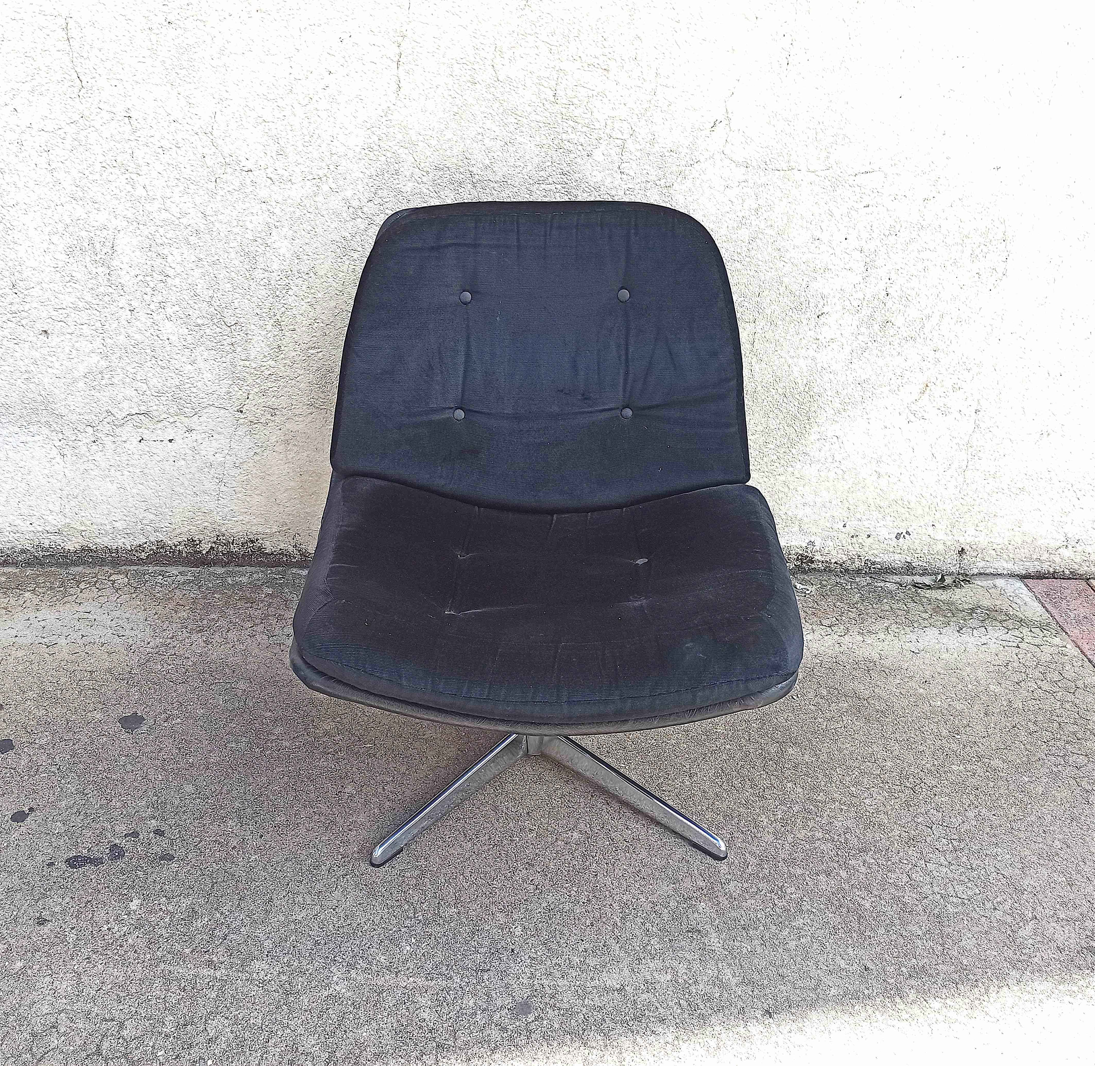 Paire de chauffeuses années 70 velours et skaï