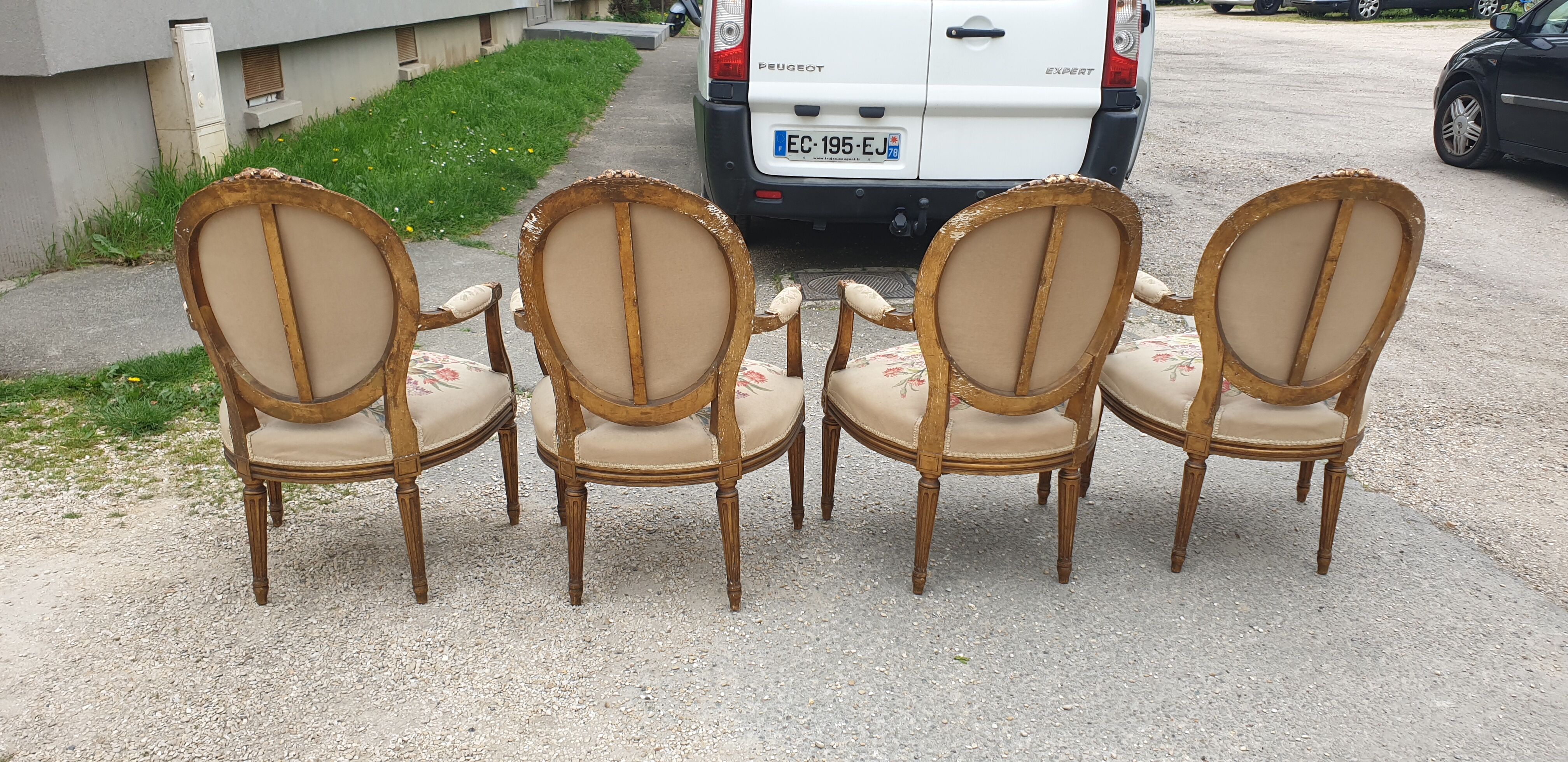Fauteuil en bois doré à dossier médaillon de style louis xvi