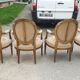 Fauteuil en bois doré à dossier médaillon de style louis xvi