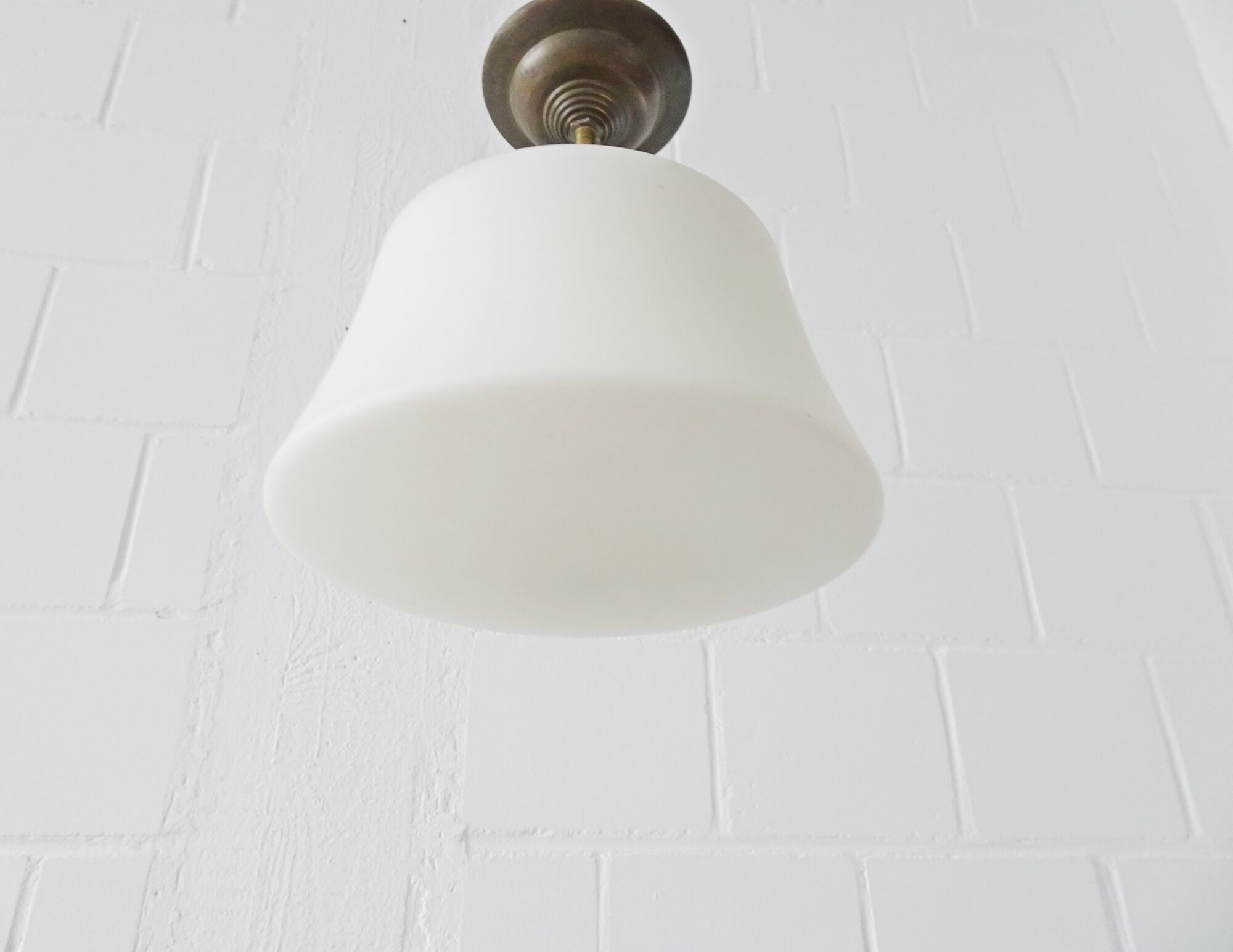 Suspension Bauhaus en verre opal et laiton