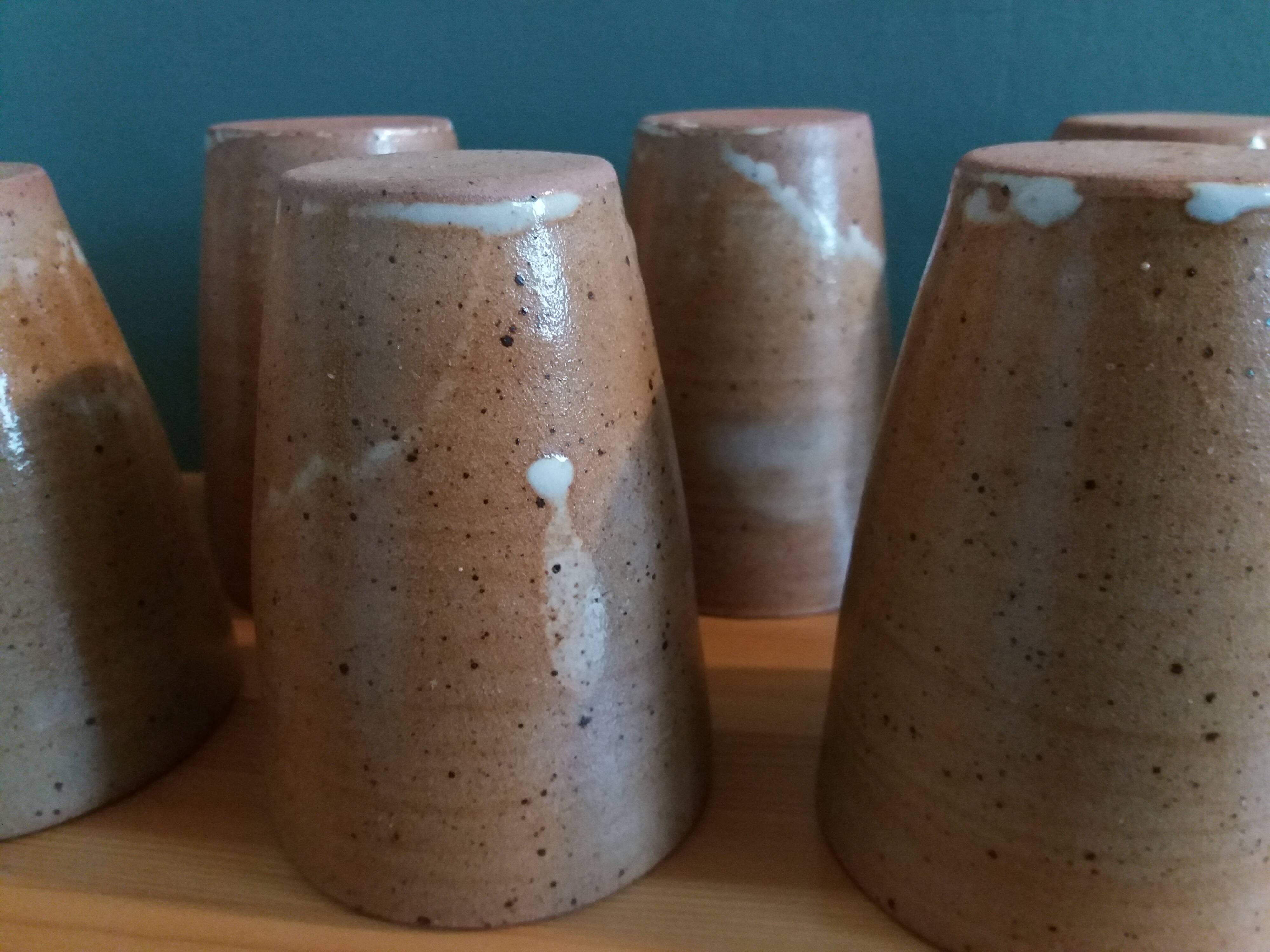 Ensemble de 8 tasses ou verres en grès tourné artisanal