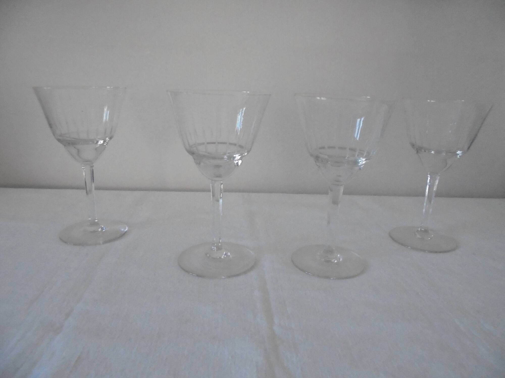 Lot 4 glasses with chiseled crystal water Height 15.8 cm Diameter edge sup. 8.8 cm