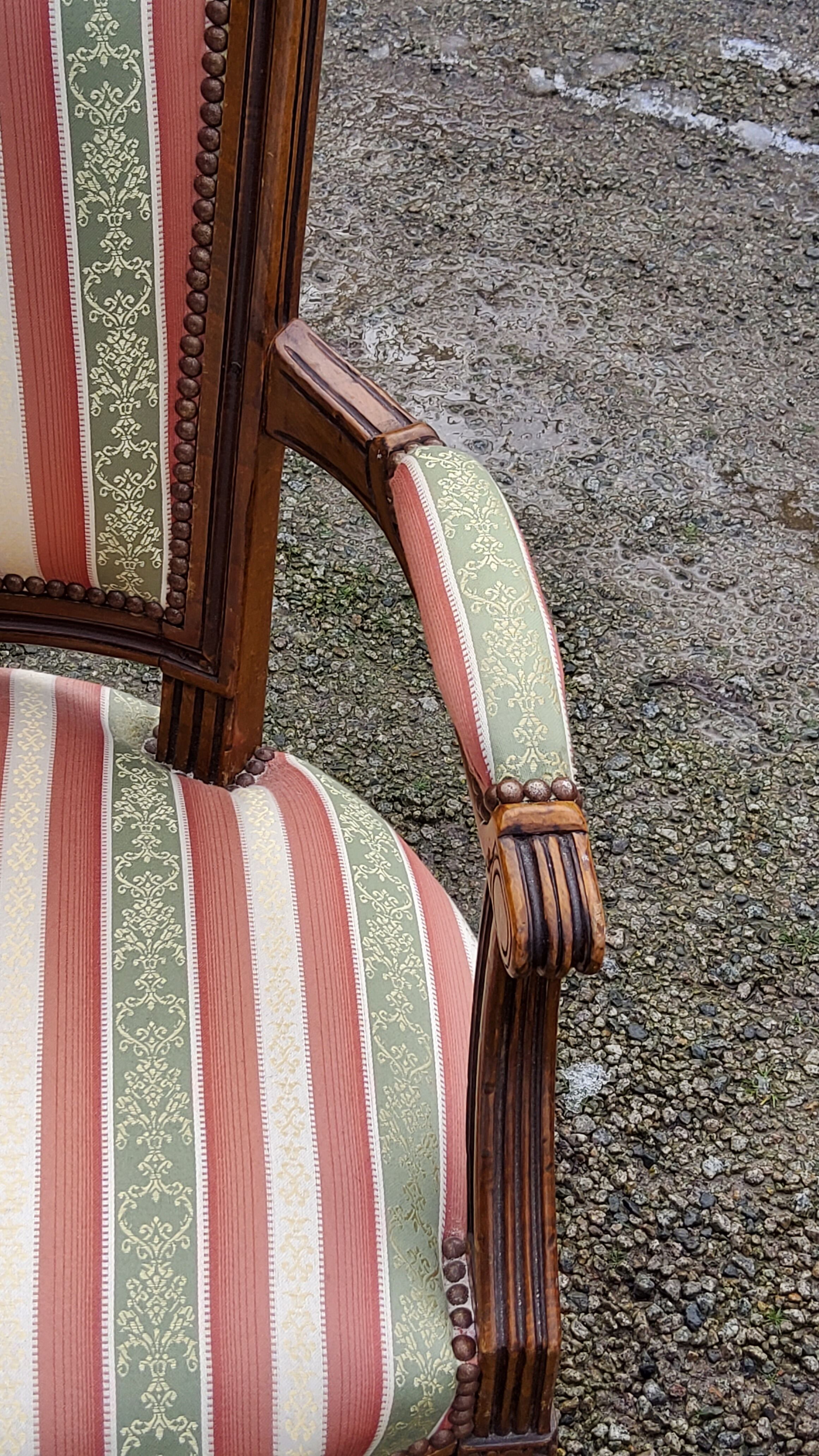 Paire de fauteuils cabriolets de style Louis XVI