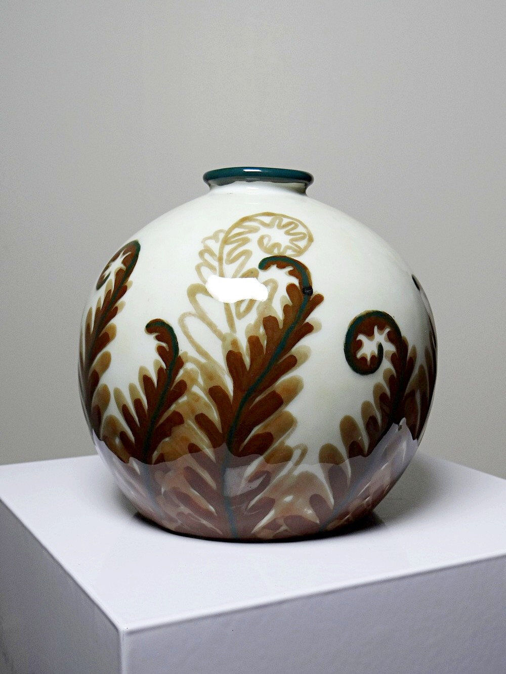 Small round porcelain vase Tharaud Limoges circa 1920-1940