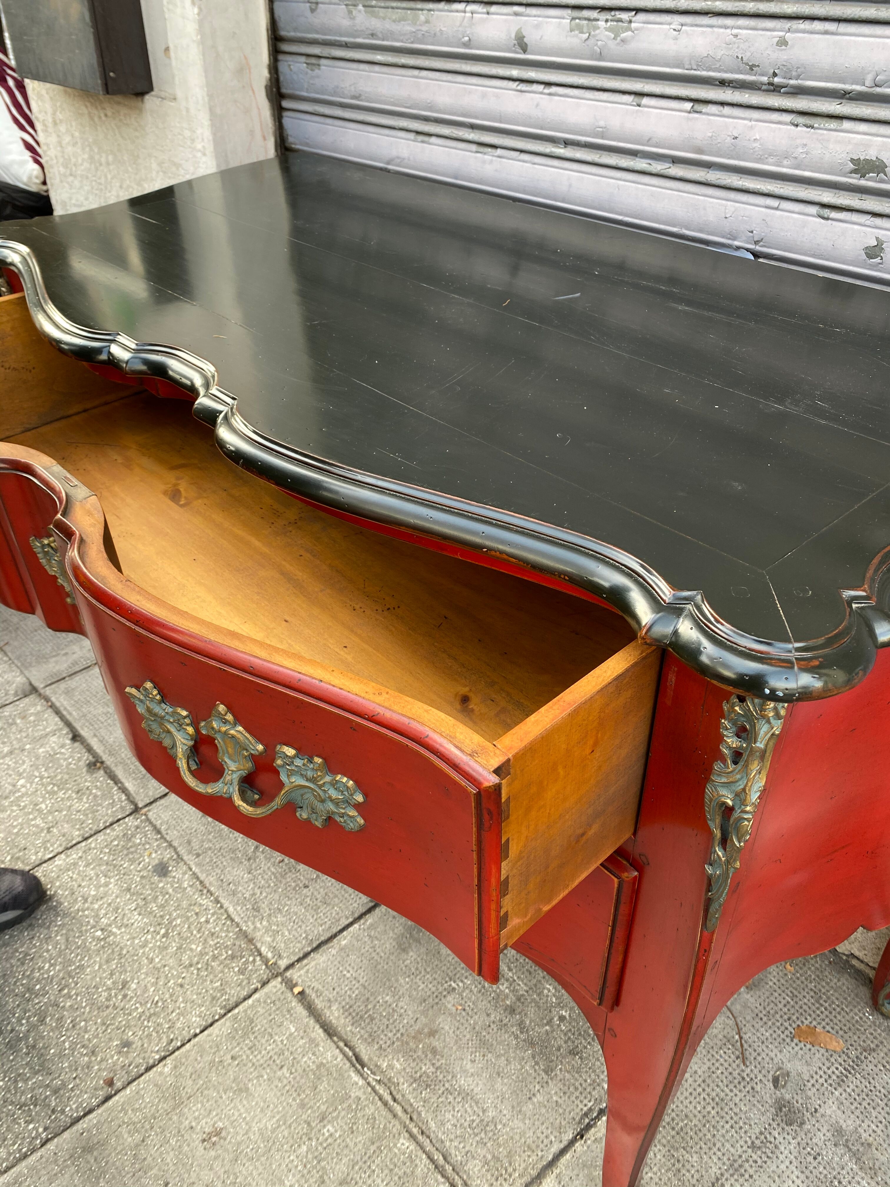 Comfortable louis XV serated