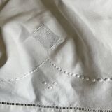 Drap ancien, broderies et monogramme DL