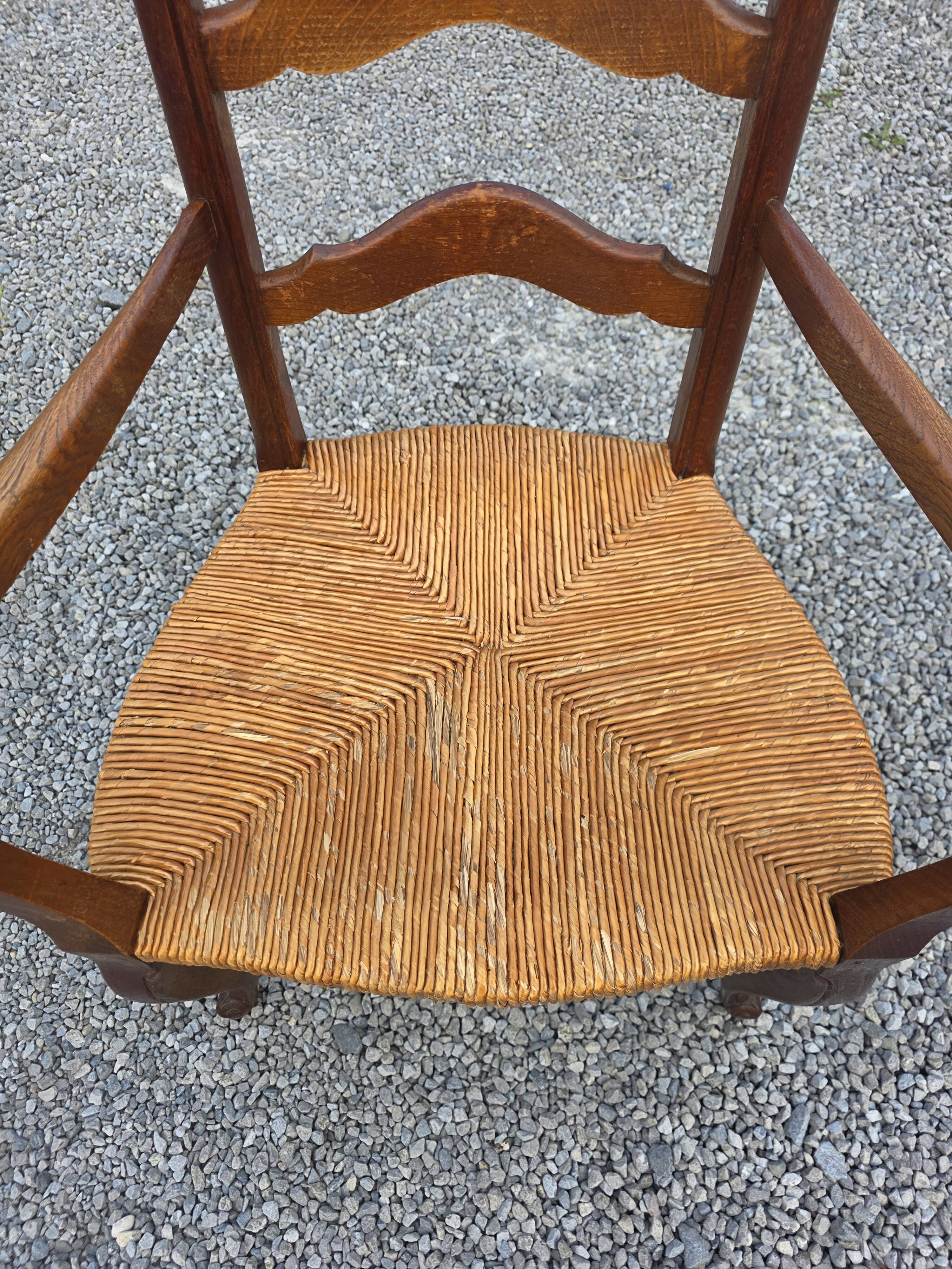Fauteuil en chêne style Louis XV