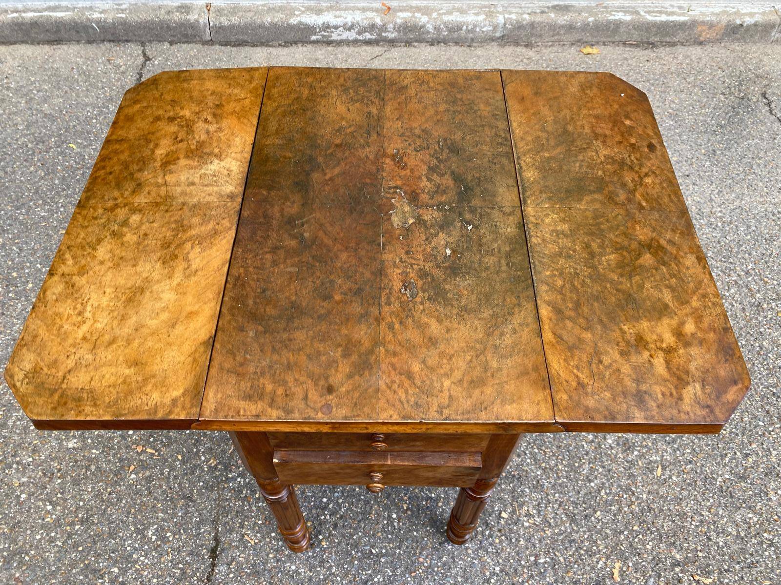 Victorian Pembroke table from the 19th century in walnut burr with drop-leaves.