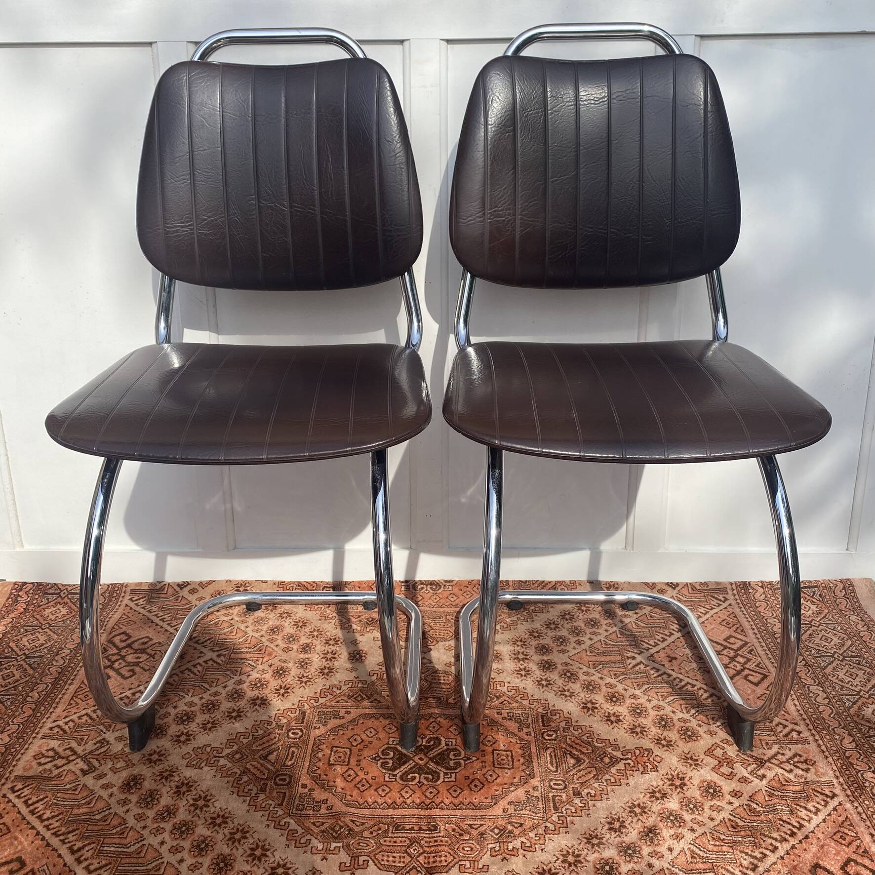 Chaises traineau cantilever chrome et skai années 70