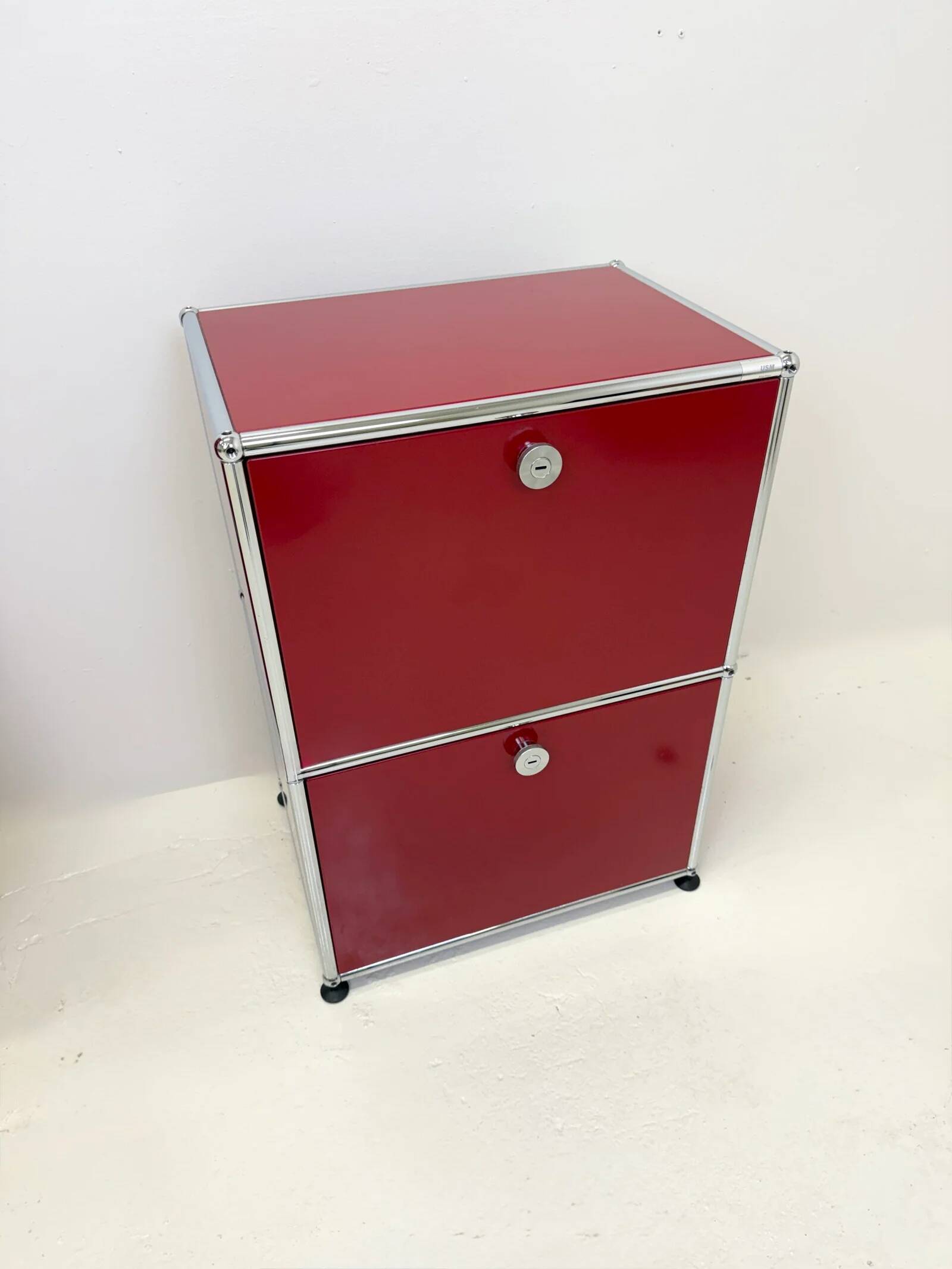 USM Haller "Ruby Red" – Side table (as new condition)