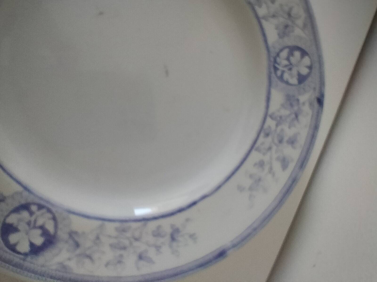 Trio d’assiettes anglaises en faïence fine bleue et blanche, début 20ème