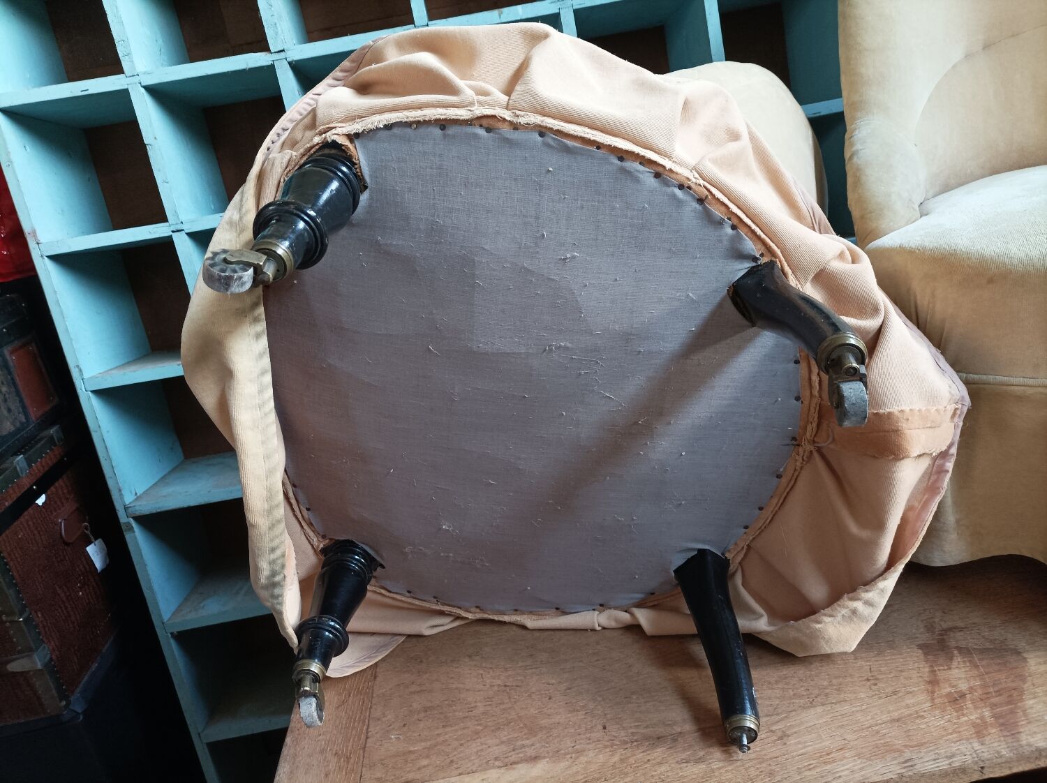 Pair of chair toad old foot black turns turns