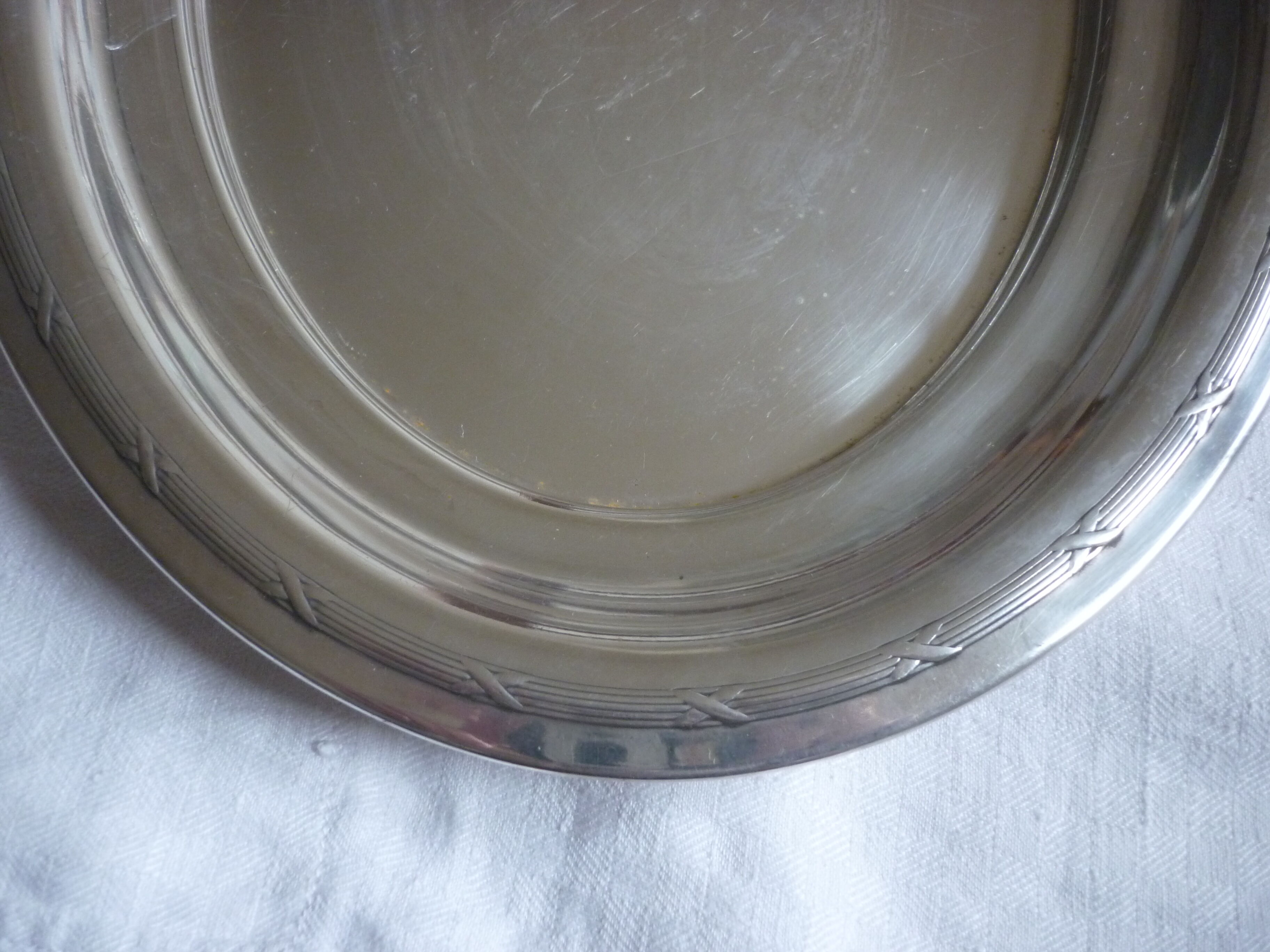 Oval plate in silver metal