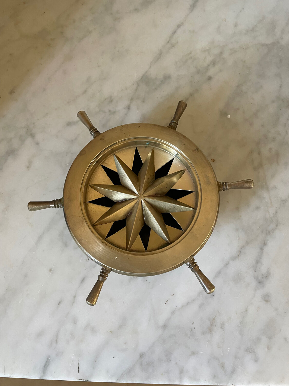 Cendrier rose des vents en laiton massif