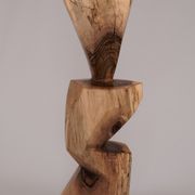 Table d’appoint sculpturale en bois massif, design contemporain original, logniture