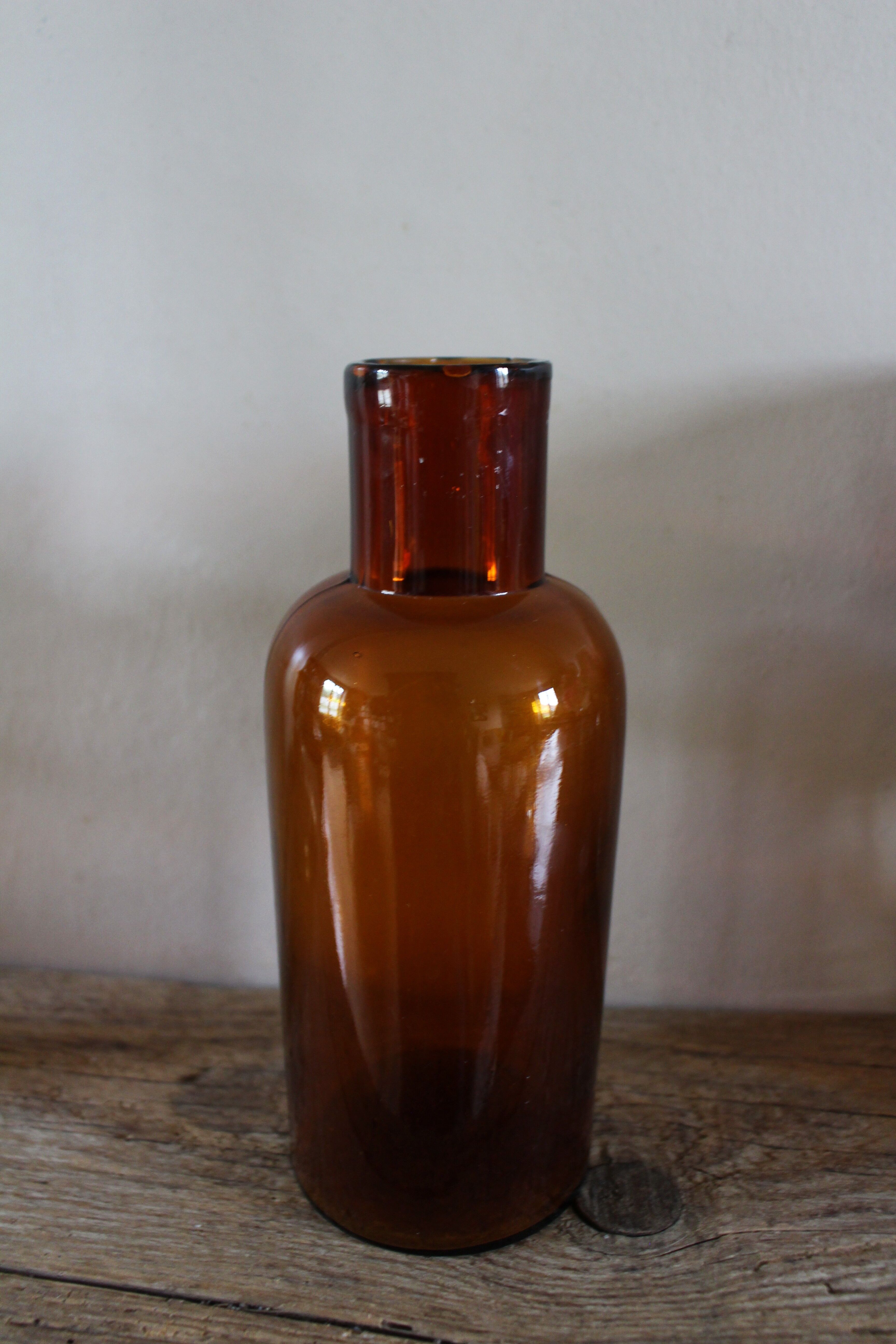 Vase flacon en verre ambré