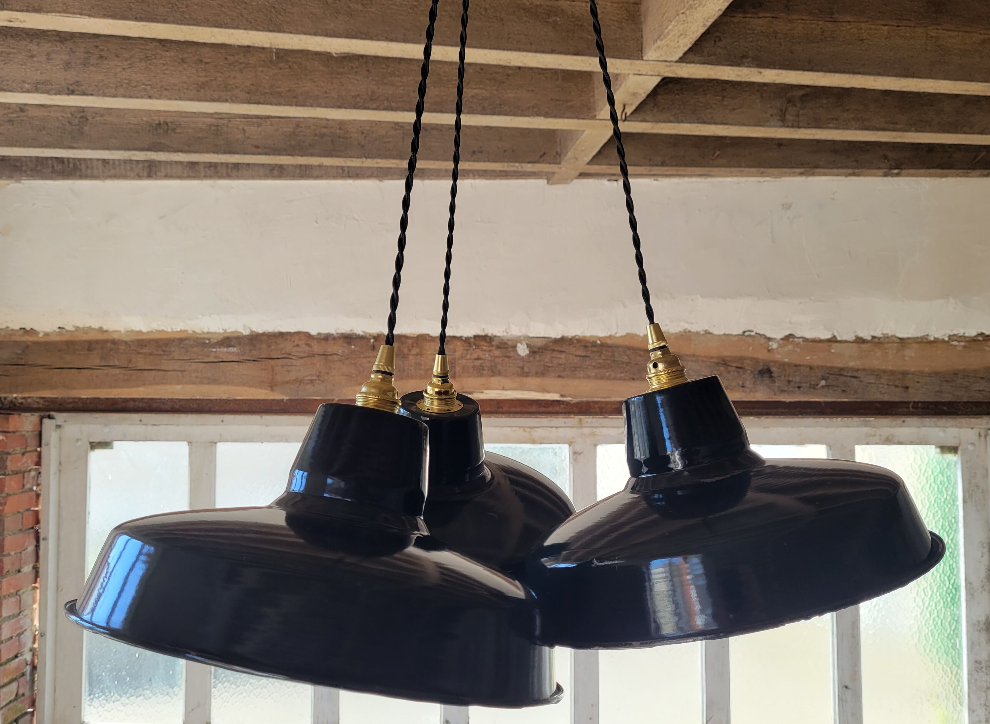 Trio of suspensions in enamelled sheet metal