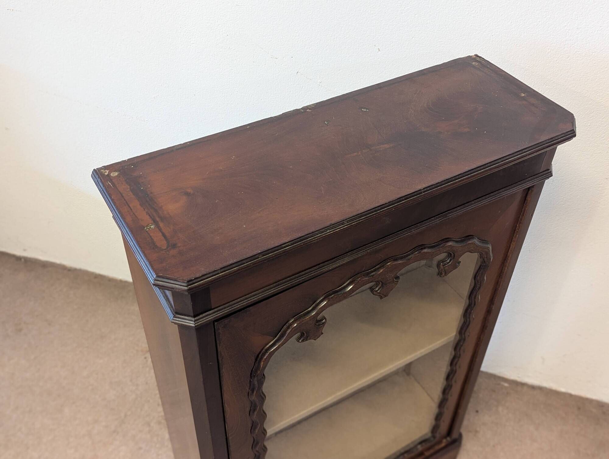 Mahogany display cabinet from the late 19th century, for standing or wall mounting.