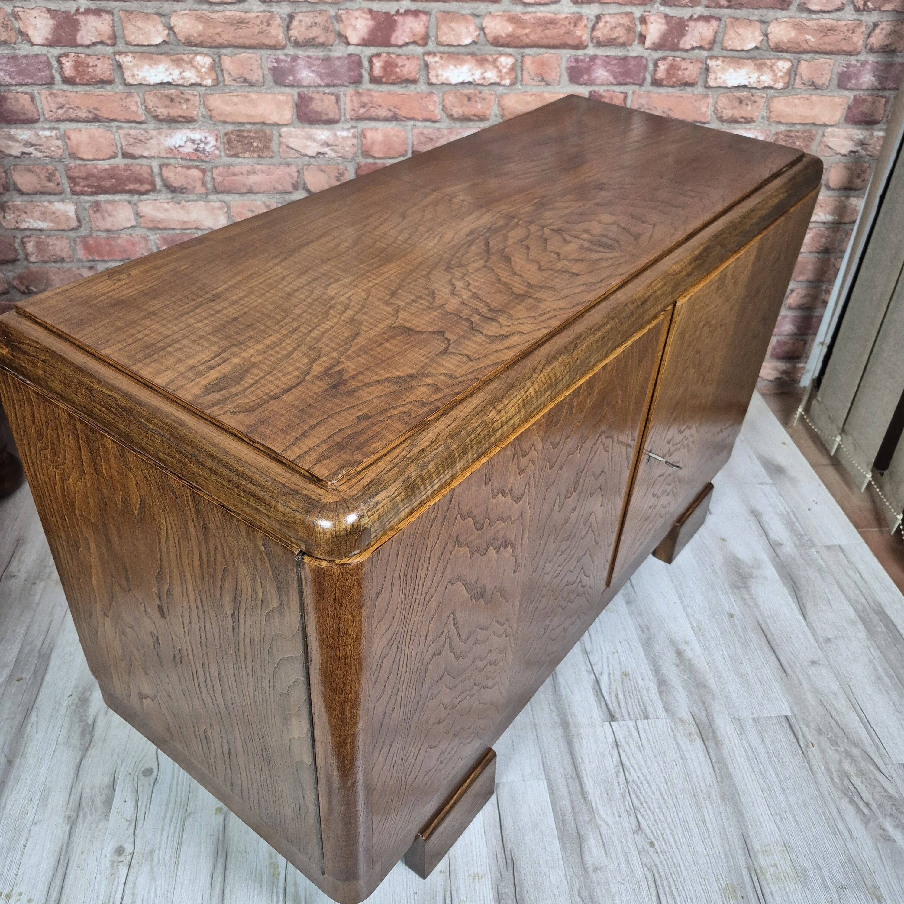 Commode basse en chêne Art Déco restaurée, console TV des années 1940.