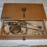 Balance of jeweller accuracy in box with weight trebuchet