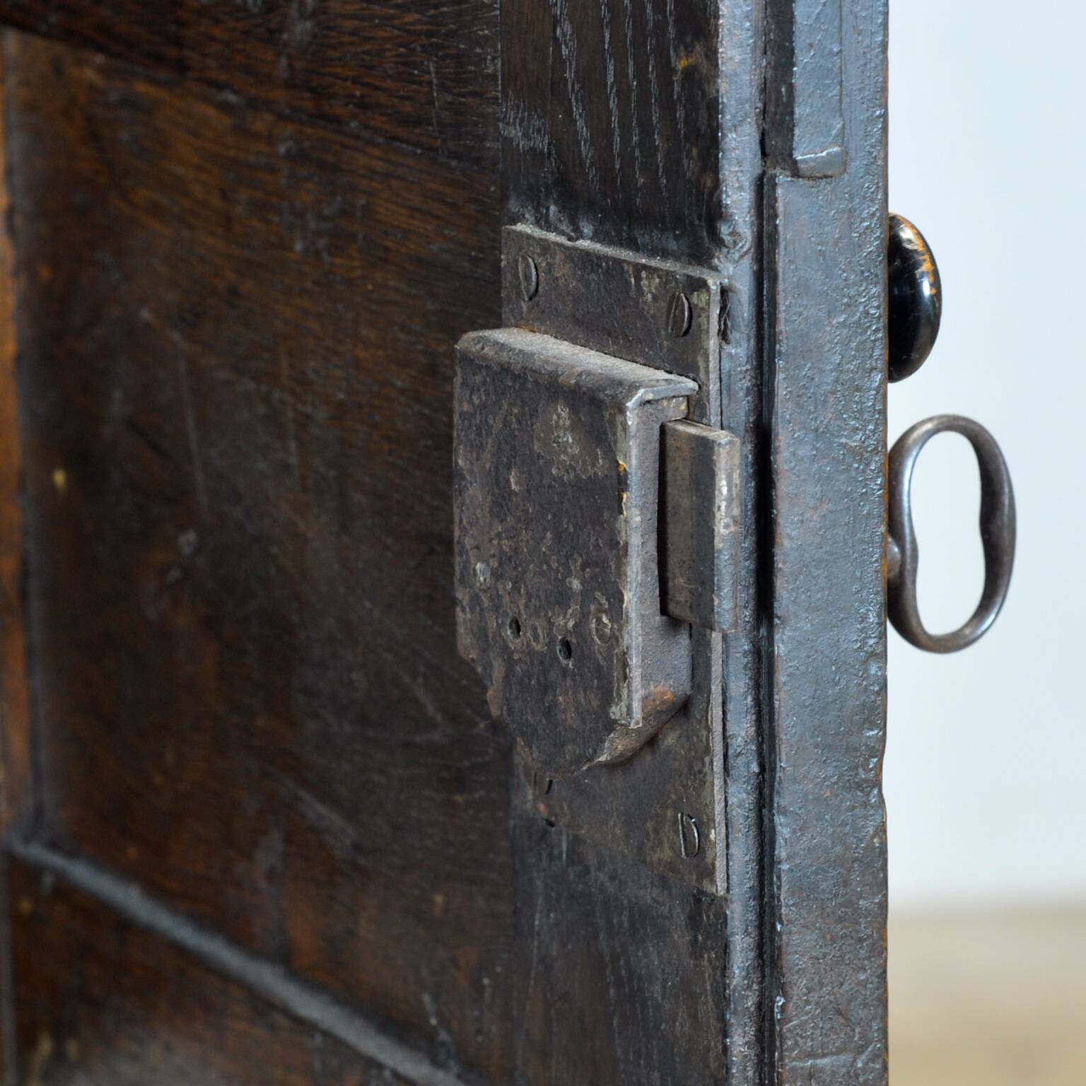 Oak tridarn cabinet, circa 1710