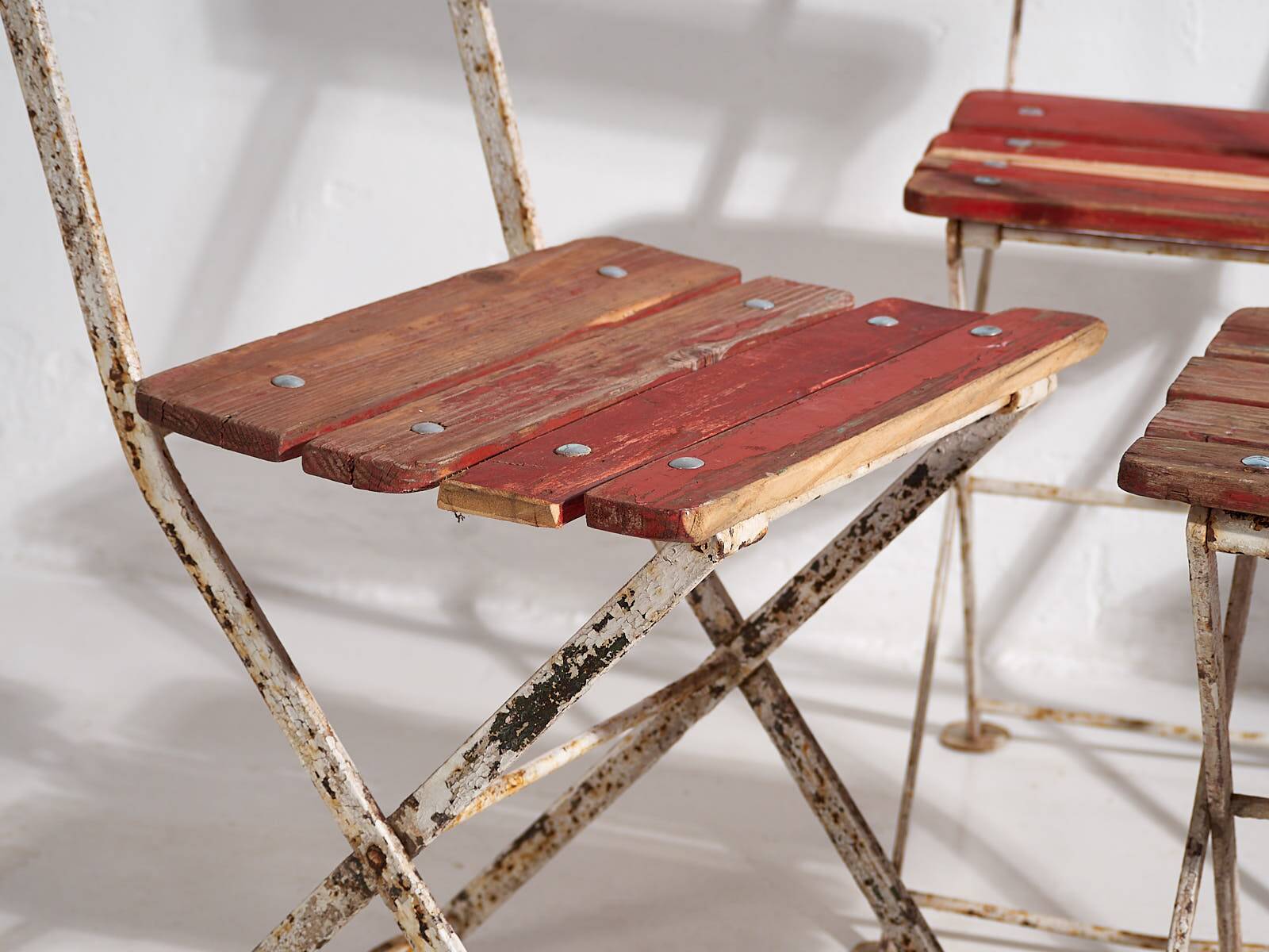 Antique red folding garden chairs (circa 1920). Set of 4 pieces