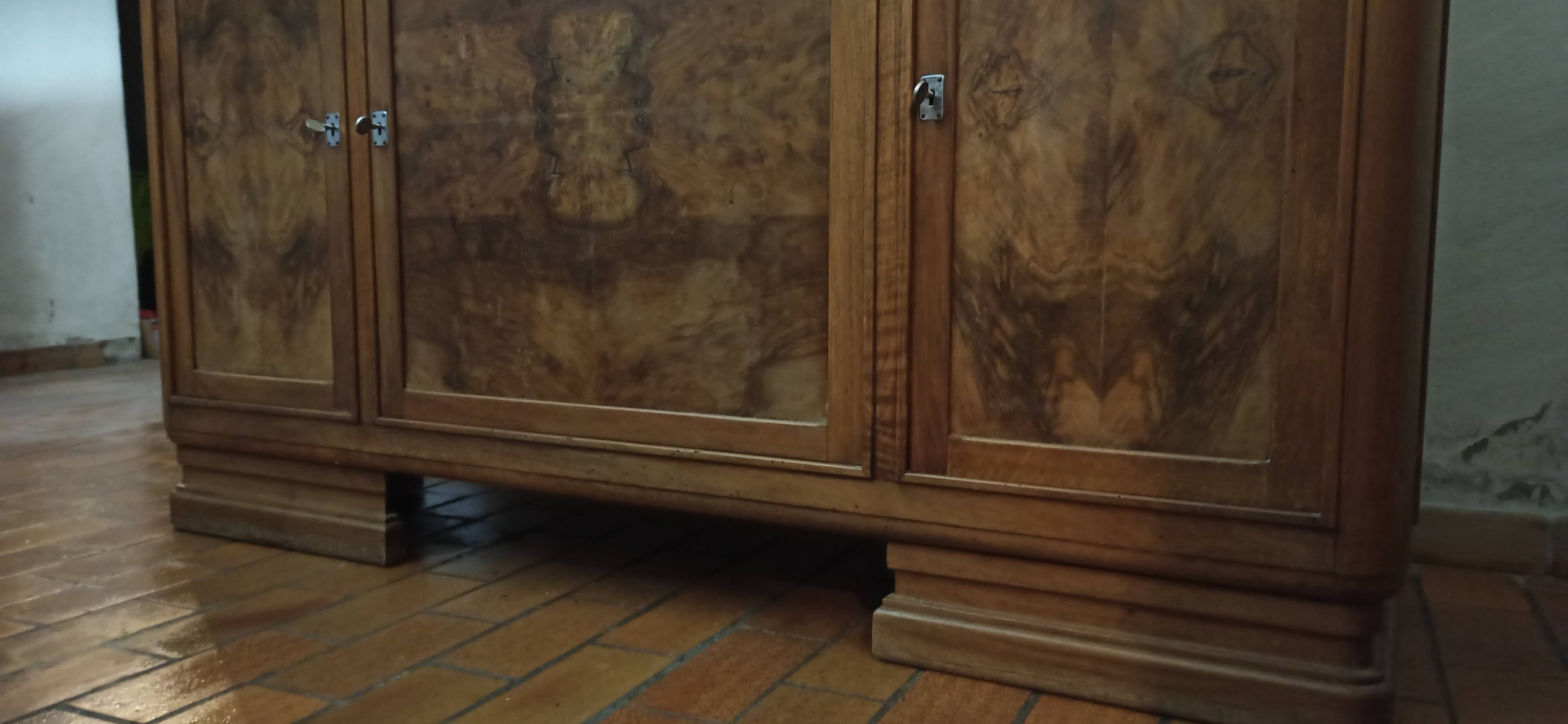 Low sideboard from the beginning of the twentieth century in walnut.