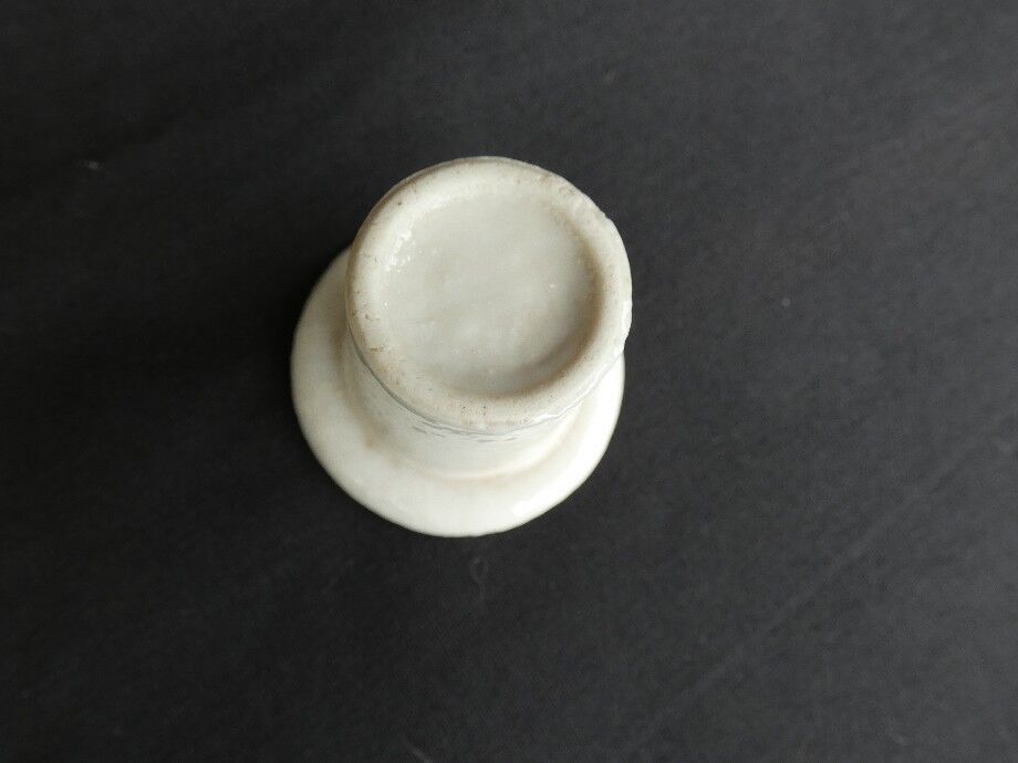 Porcelain inkwell with thick crown and curved bottom