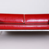 Canapé en cuir rouge fabriqué en Tchéquie des années 1930 par Vichr & Co