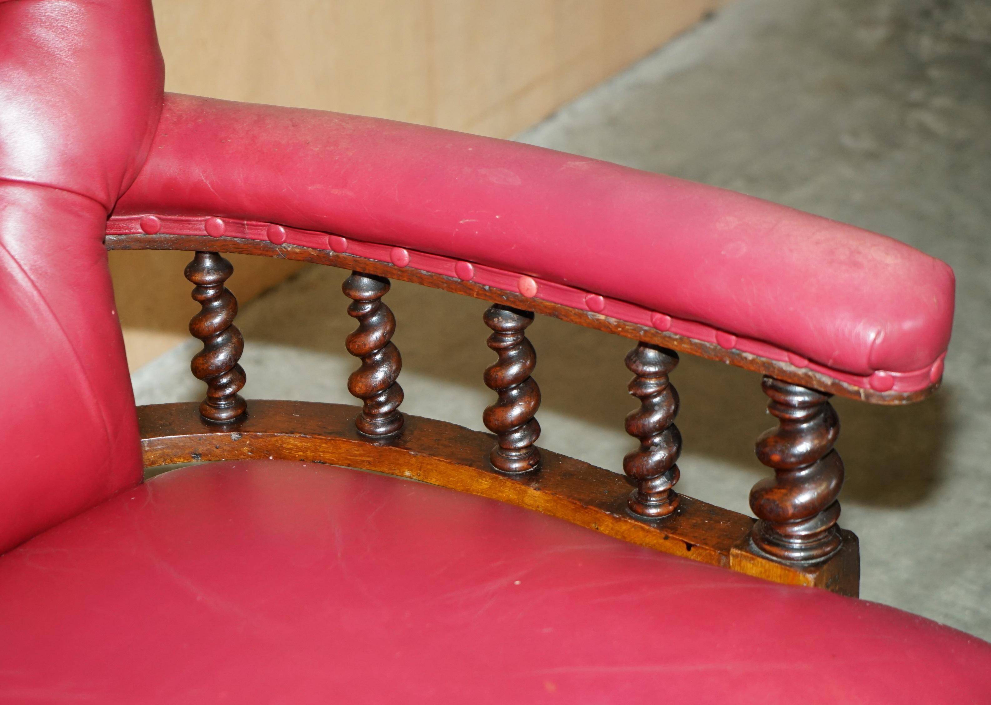 William IV antique Chesterfield armchair in leather with twisted barley structure.