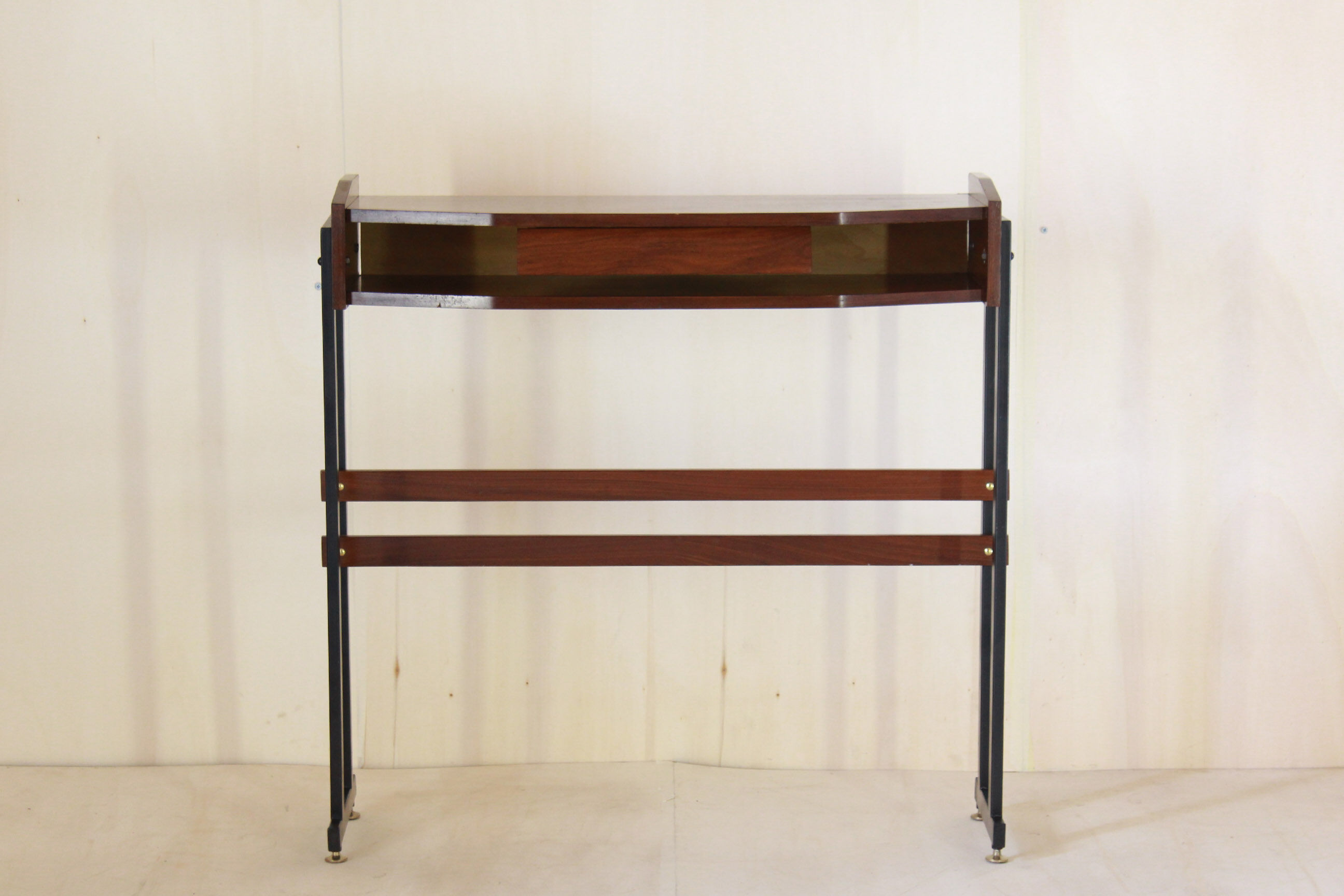 Consolle de bois de vitange des années 50 dans le modèle scandinave