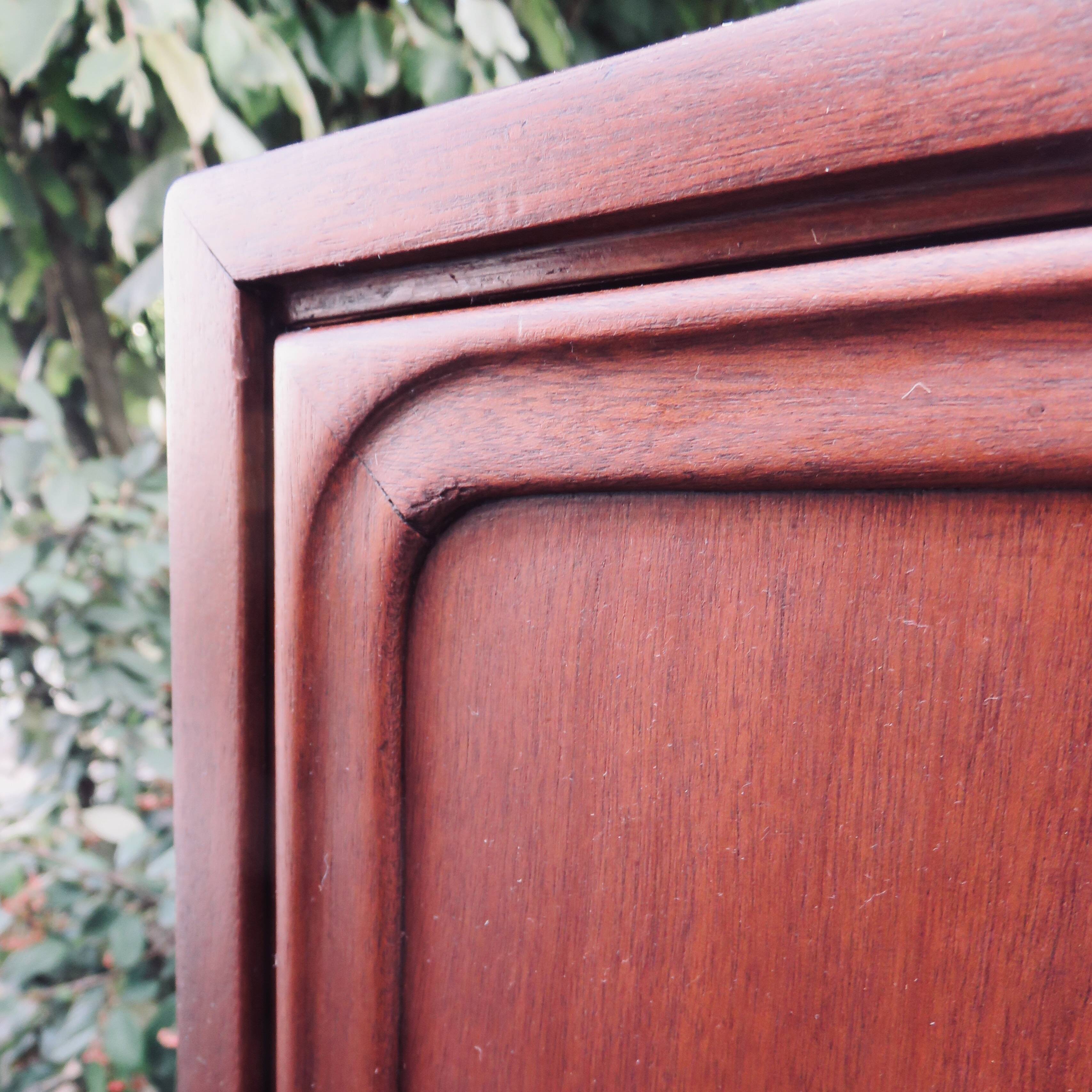 Master cabinetmaker's china cabinet. Denmark 1945/50