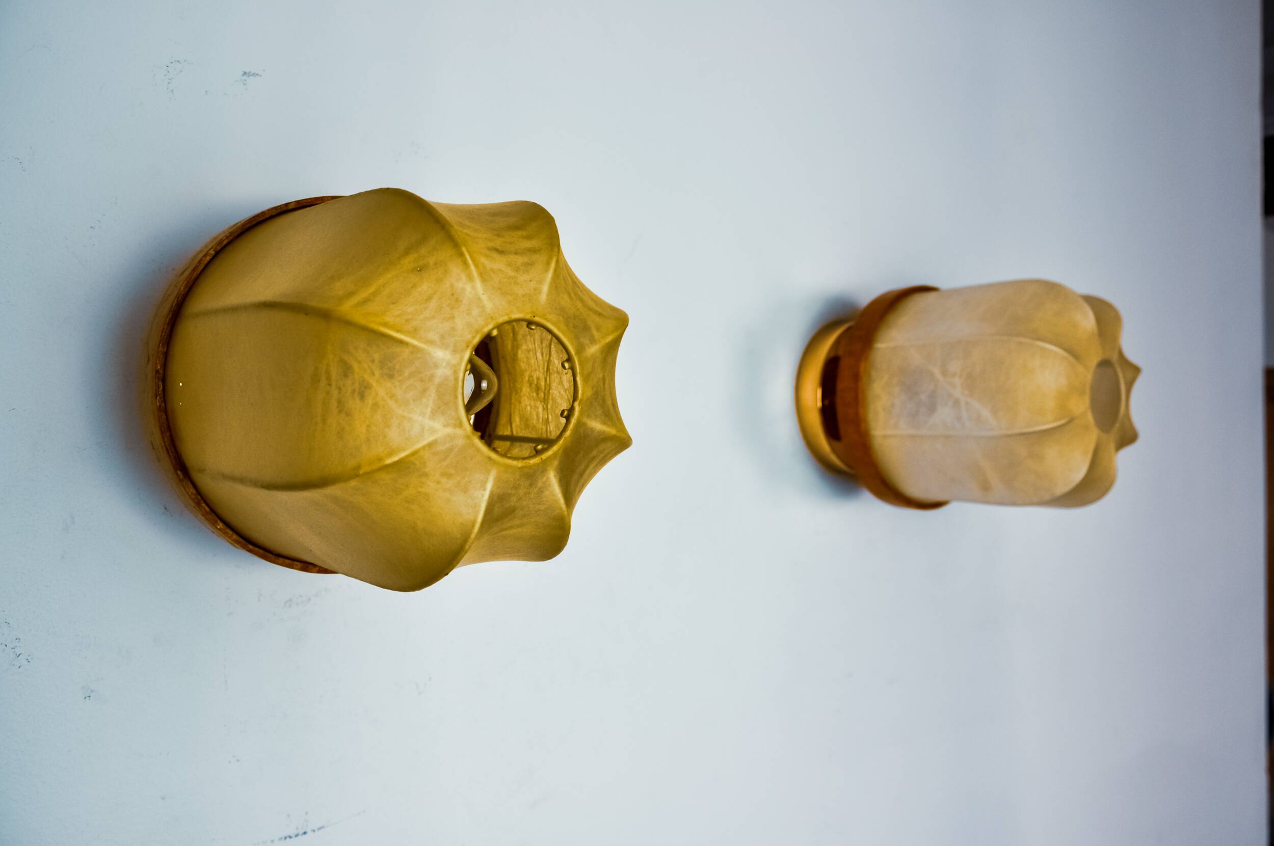 Paire d'appliques "cocoon", résine et pin, italie, 1970