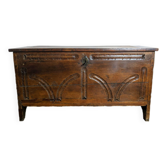 Gascon chest in solid walnut 19th century