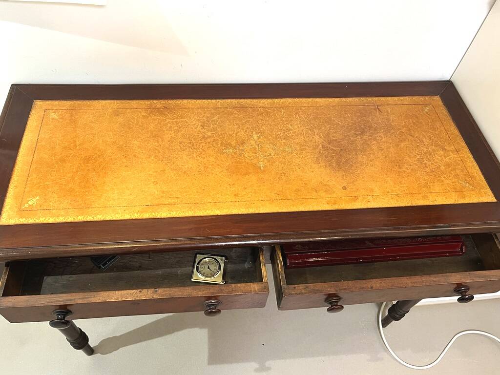 Antique English writing desk in mahogany and gilded leather.