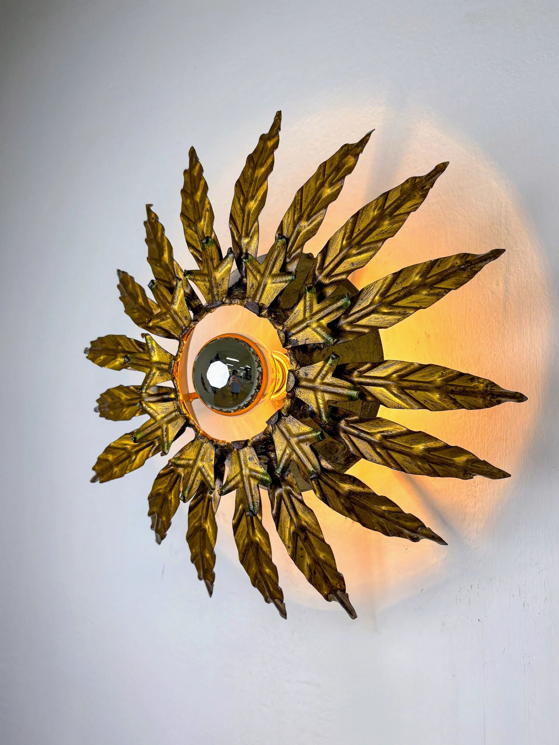 Plafonnier ou applique florale en feuillage en forme de soleil, France, années 1970