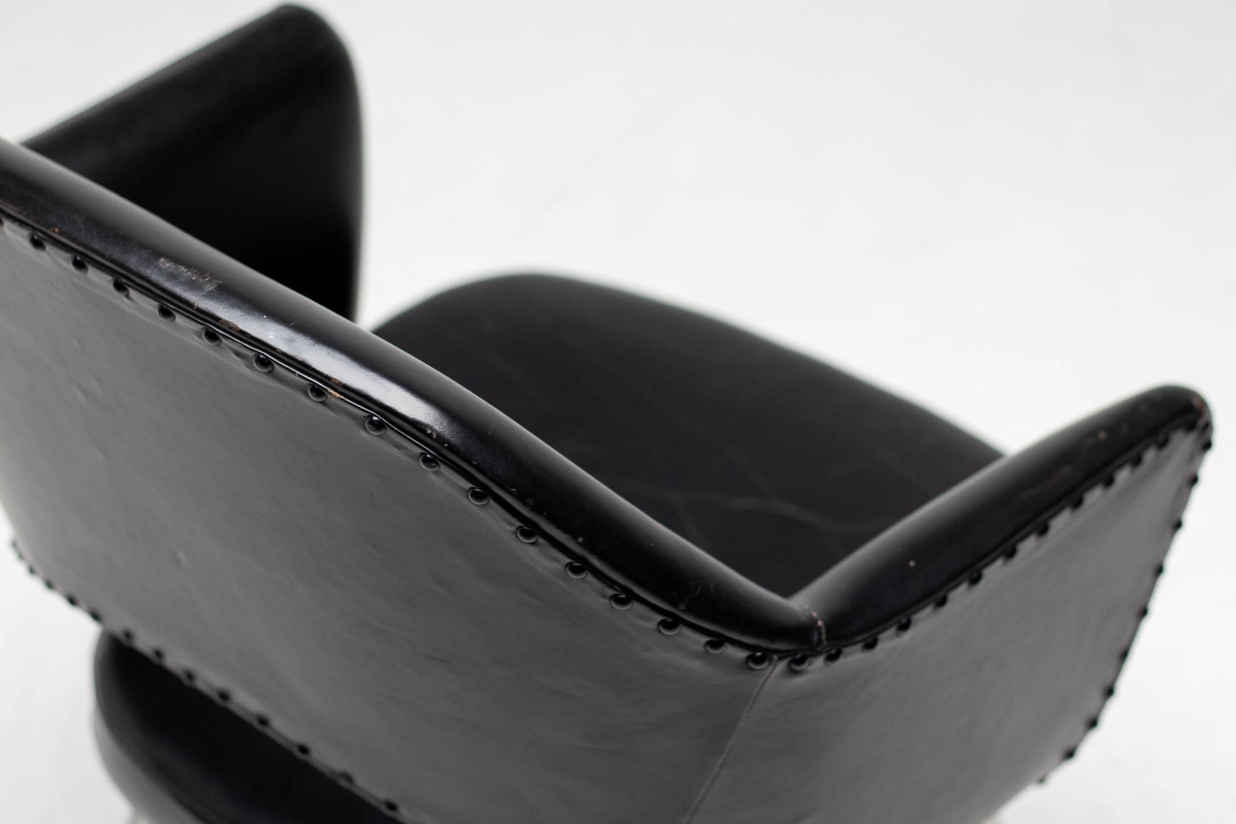 Set of 4 Saarinen executive chairs for Knoll in original black leather.